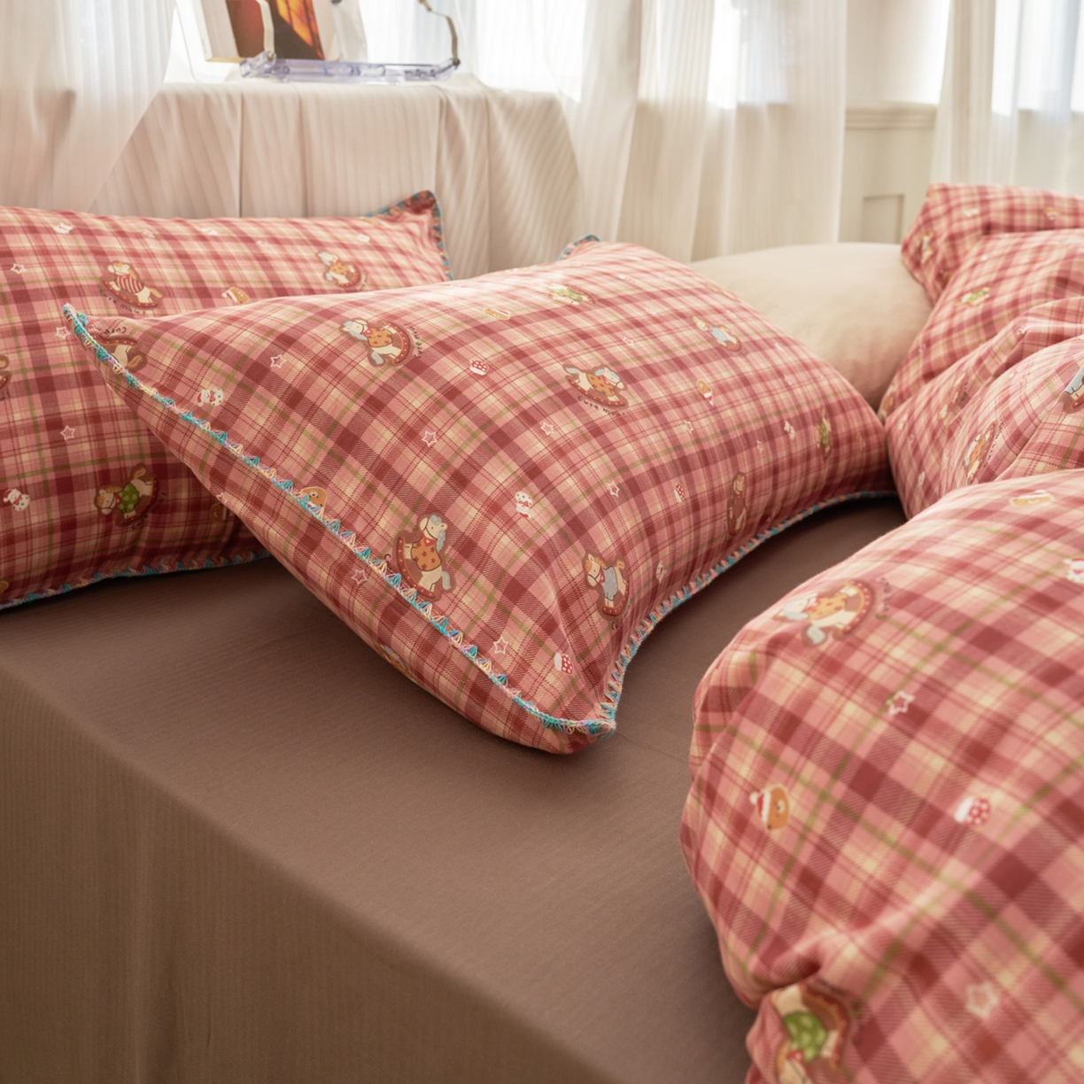 91家纺网 家纺一手货源 找家纺 洋铭区（原狠狠爱） 2026新款春季全棉彩边双层纱四件套 红格小马