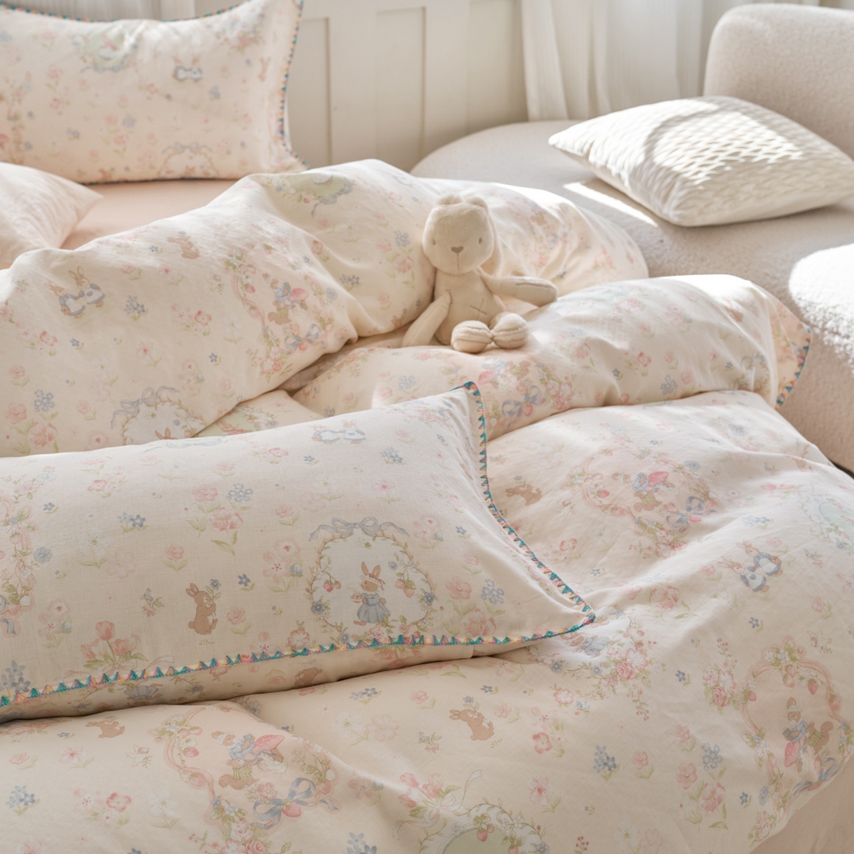 91家纺网 家纺一手货源 找家纺 洋铭区（原狠狠爱） 2026新款春季全棉彩边双层纱四件套 花朵兔兔