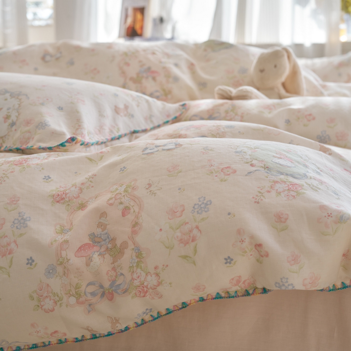 91家纺网 家纺一手货源 找家纺 洋铭区（原狠狠爱） 2026新款春季全棉彩边双层纱四件套 花朵兔兔