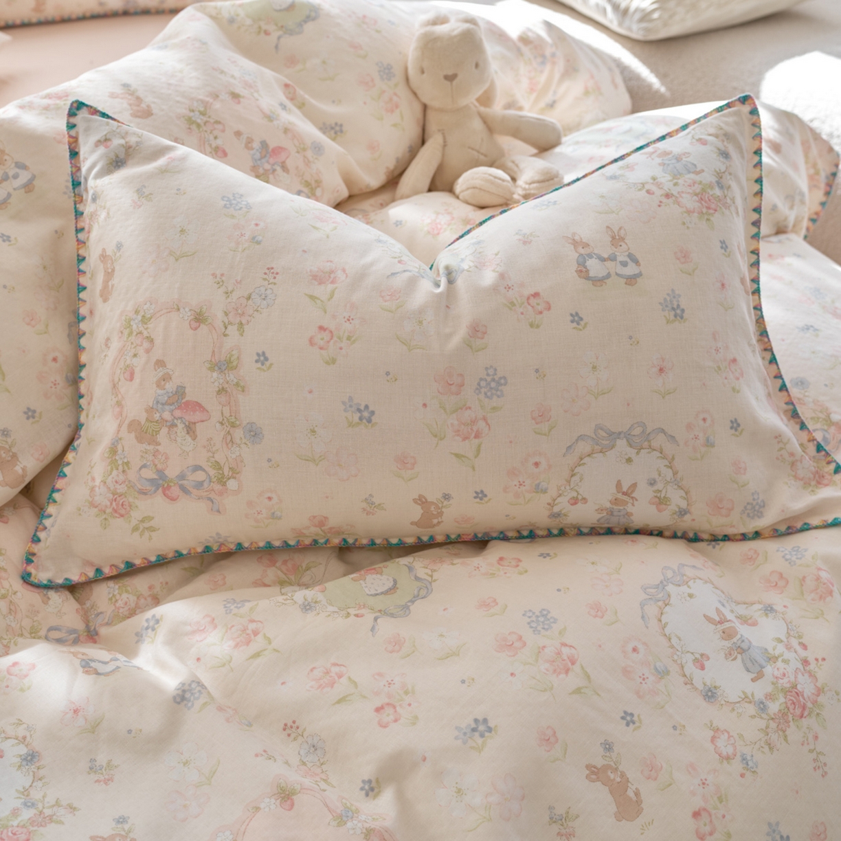 91家纺网 家纺一手货源 找家纺 洋铭区（原狠狠爱） 2026新款春季全棉彩边双层纱四件套 花朵兔兔