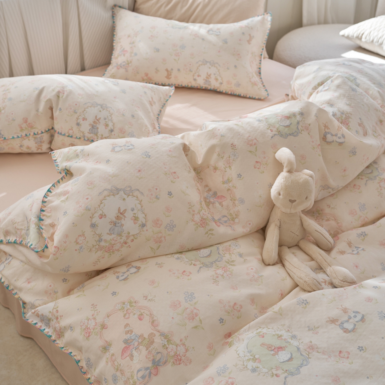 91家纺网 家纺一手货源 找家纺 洋铭区（原狠狠爱） 2026新款春季全棉彩边双层纱四件套 花朵兔兔