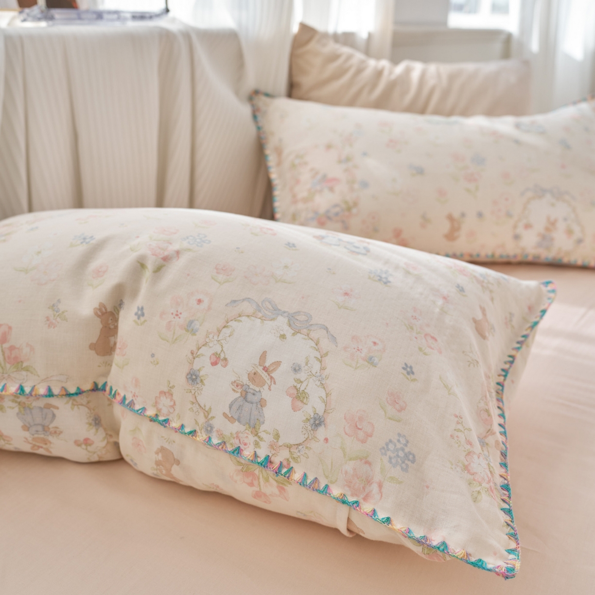 91家纺网 家纺一手货源 找家纺 洋铭区（原狠狠爱） 2026新款春季全棉彩边双层纱四件套 花朵兔兔