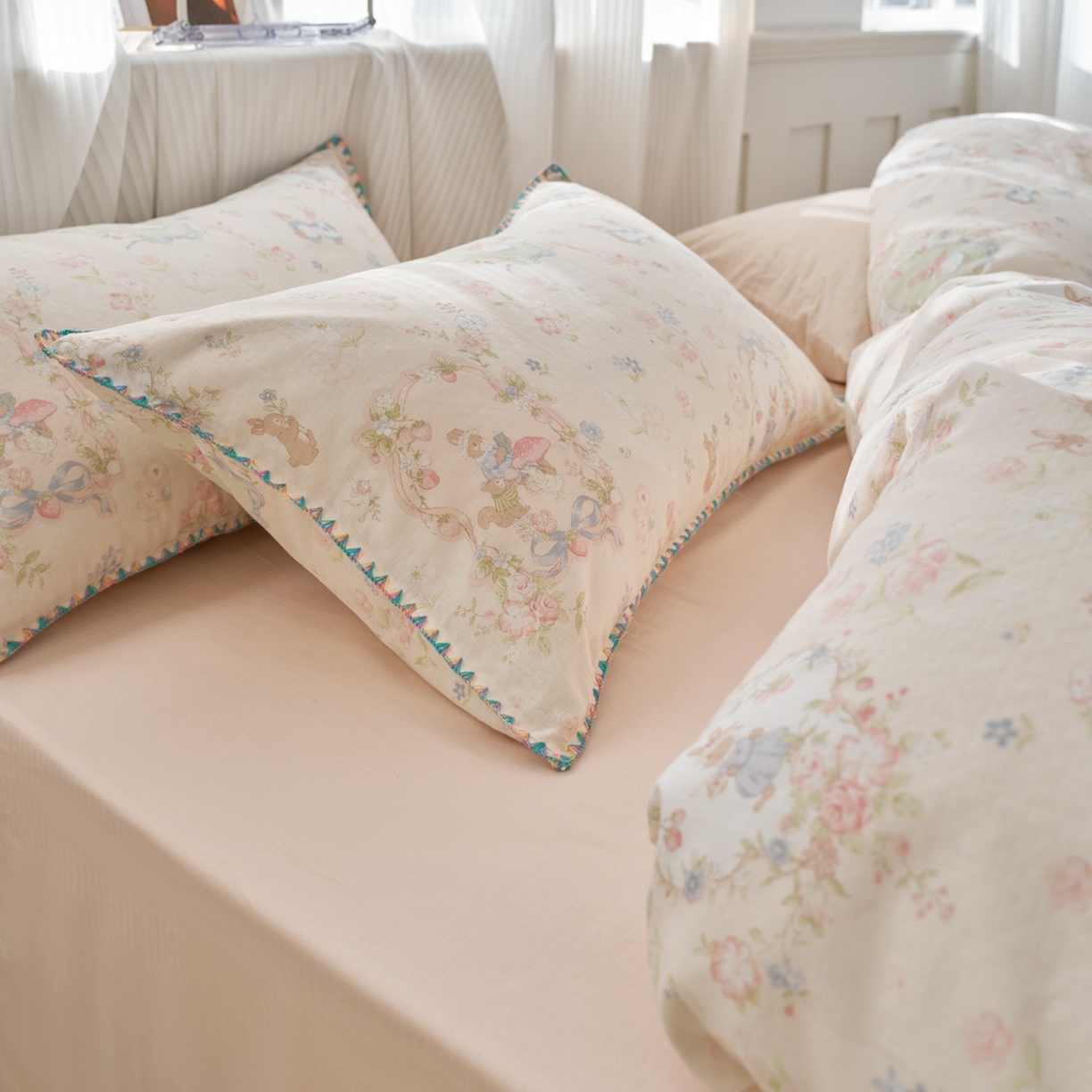 91家纺网 家纺一手货源 找家纺 洋铭区（原狠狠爱） 2026新款春季全棉彩边双层纱四件套 花朵兔兔