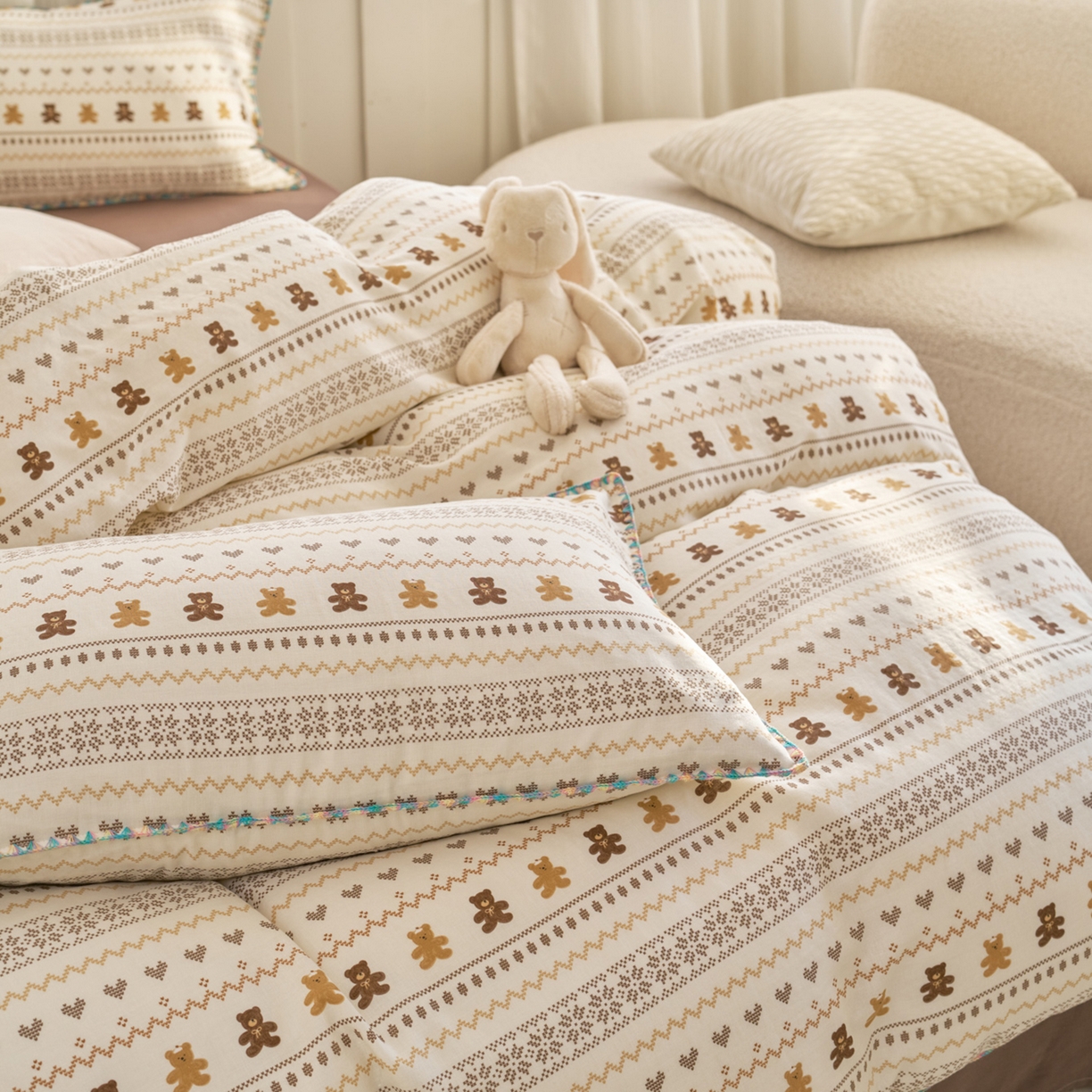 91家纺网 家纺一手货源 找家纺 洋铭区（原狠狠爱） 2026新款春季全棉彩边双层纱四件套 焦糖小熊