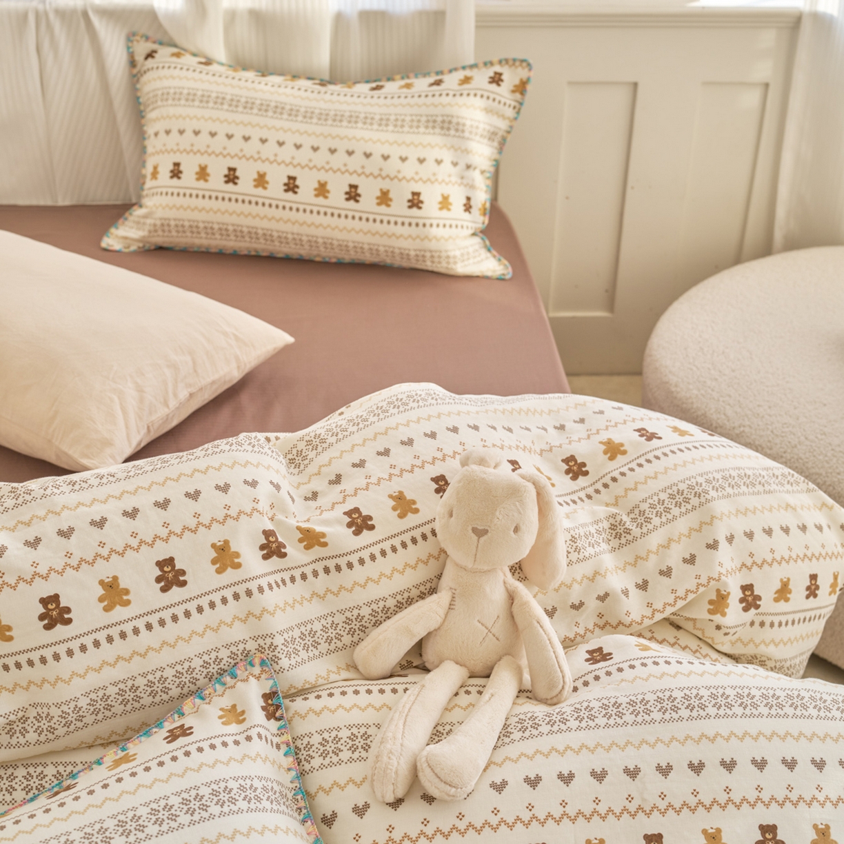 91家纺网 家纺一手货源 找家纺 洋铭区（原狠狠爱） 2026新款春季全棉彩边双层纱四件套 焦糖小熊