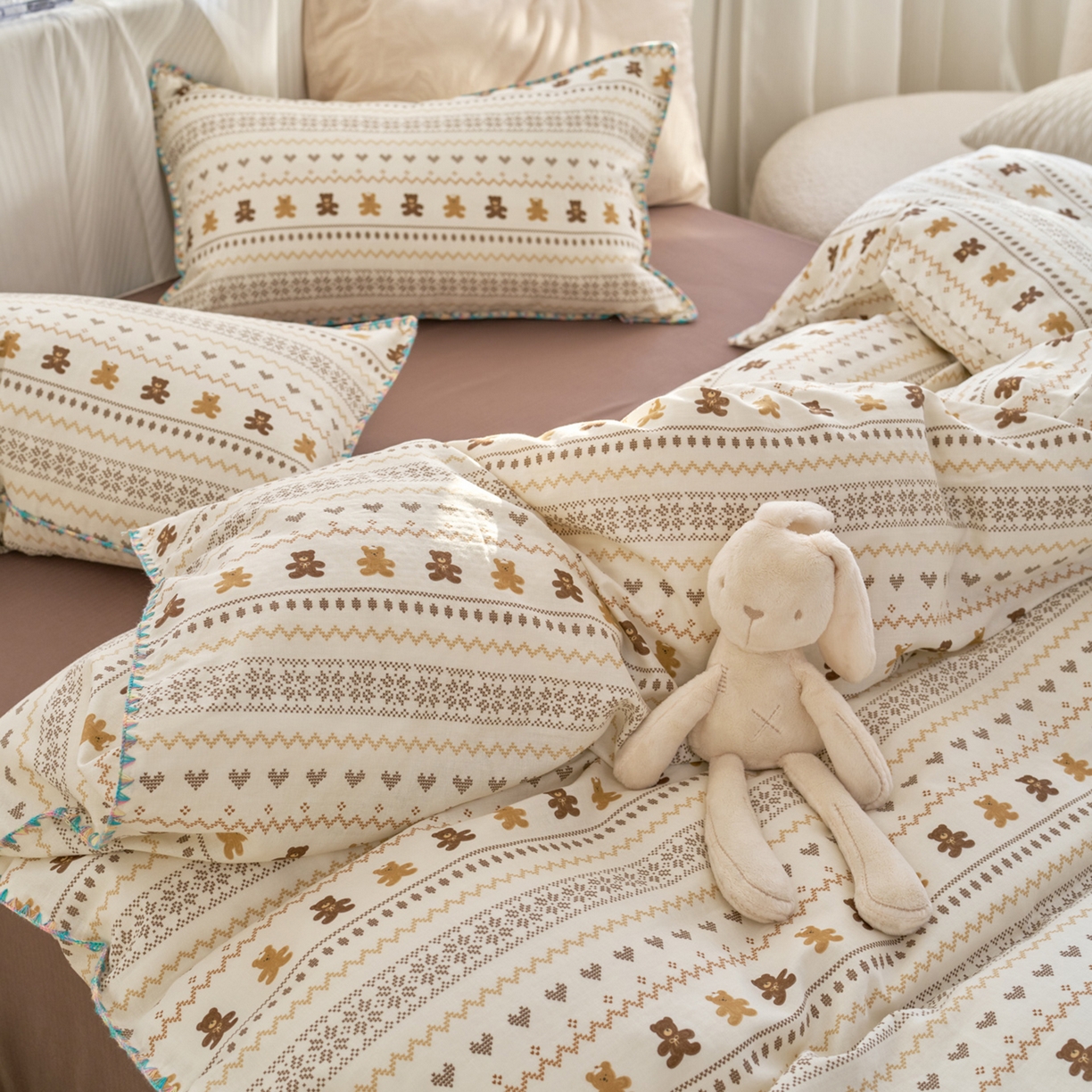 91家纺网 家纺一手货源 找家纺 洋铭区（原狠狠爱） 2026新款春季全棉彩边双层纱四件套 焦糖小熊