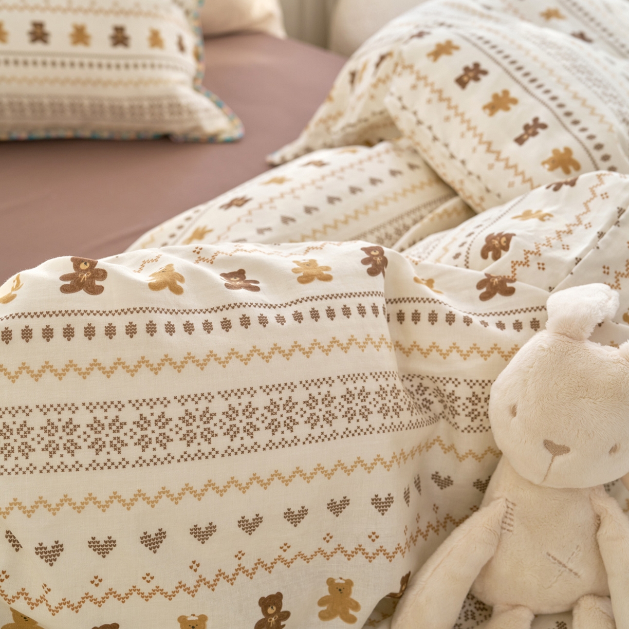 91家纺网 家纺一手货源 找家纺 洋铭区（原狠狠爱） 2026新款春季全棉彩边双层纱四件套 焦糖小熊