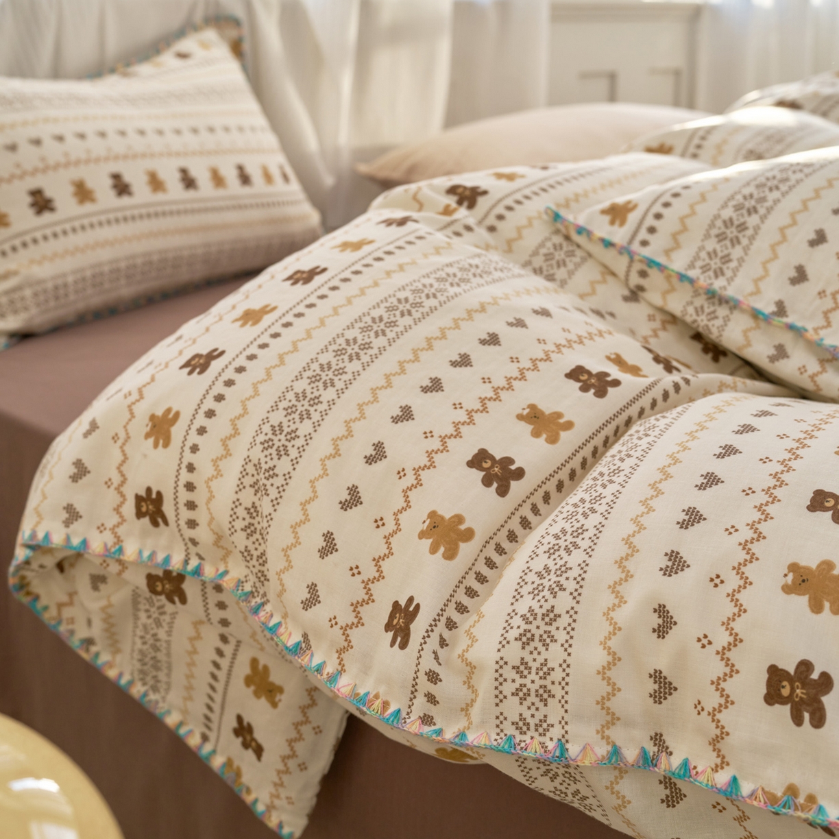 91家纺网 家纺一手货源 找家纺 洋铭区（原狠狠爱） 2026新款春季全棉彩边双层纱四件套 焦糖小熊