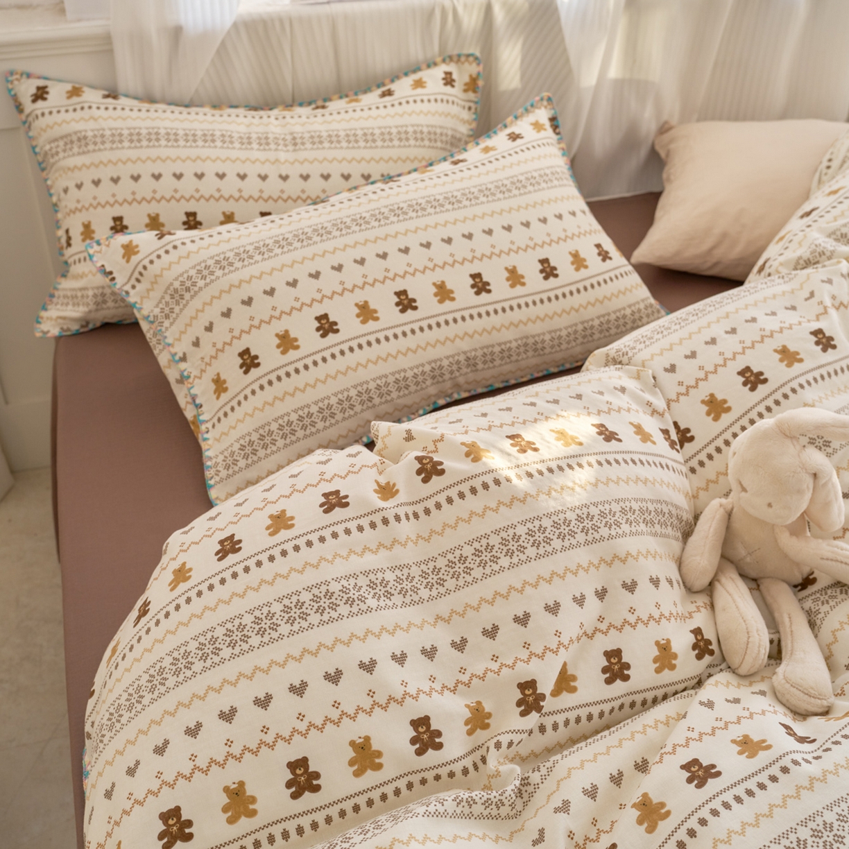 91家纺网 家纺一手货源 找家纺 洋铭区（原狠狠爱） 2026新款春季全棉彩边双层纱四件套 焦糖小熊