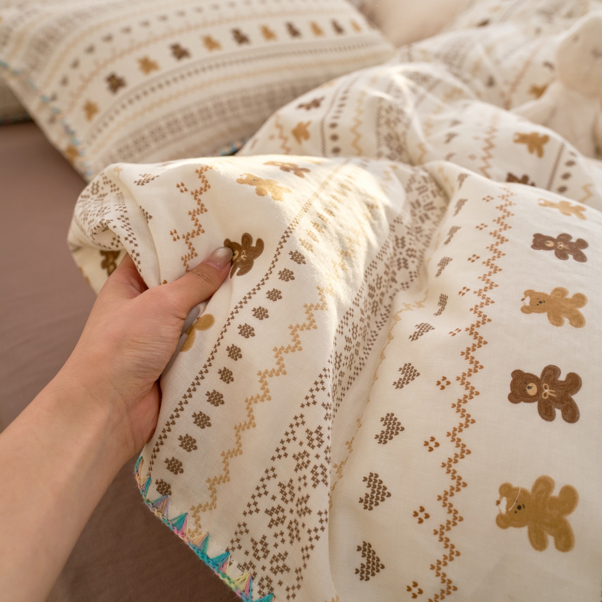 91家纺网 家纺一手货源 找家纺 洋铭区（原狠狠爱） 2026新款春季全棉彩边双层纱四件套 焦糖小熊