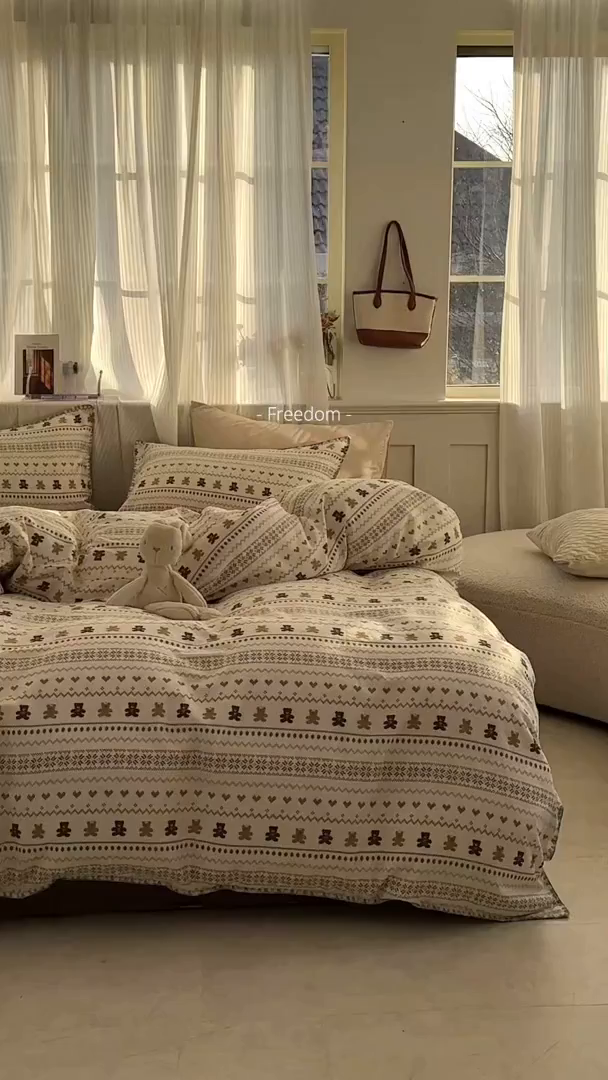 91家纺网 家纺一手货源 找家纺 洋铭区（原狠狠爱） 2026新款春季全棉彩边双层纱四件套 焦糖小熊