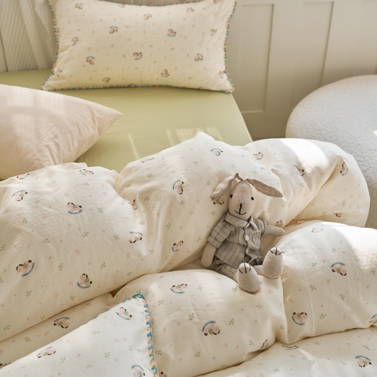 91家纺网 家纺一手货源 找家纺 洋铭区（原狠狠爱） 2026新款春季全棉彩边双层纱四件套 绿芽小马