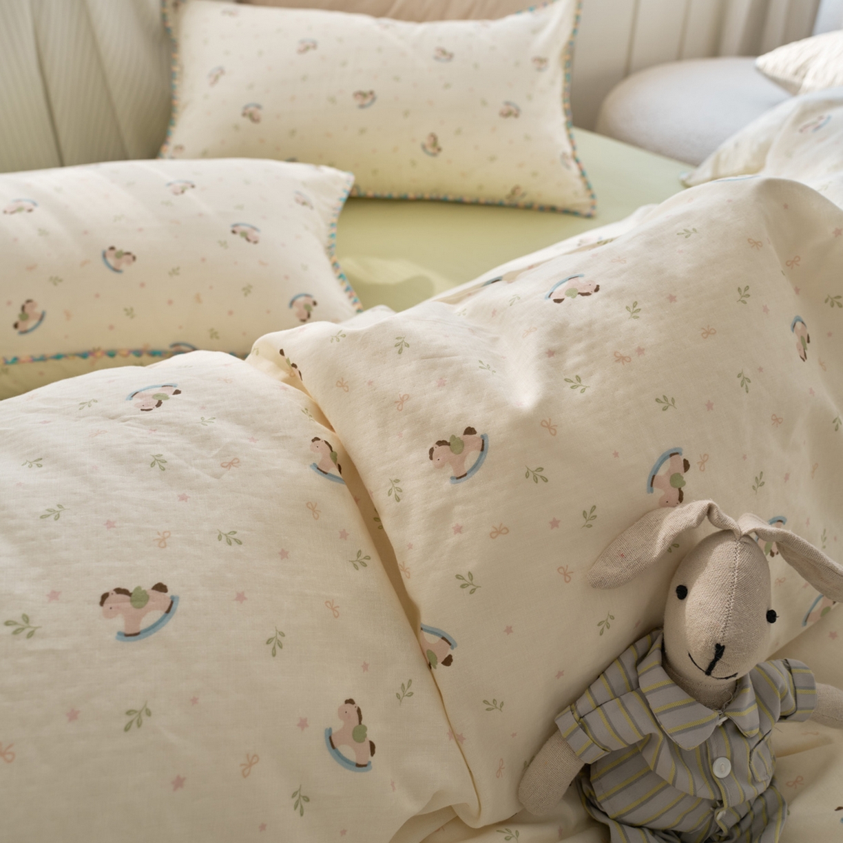 91家纺网 家纺一手货源 找家纺 洋铭区（原狠狠爱） 2026新款春季全棉彩边双层纱四件套 绿芽小马