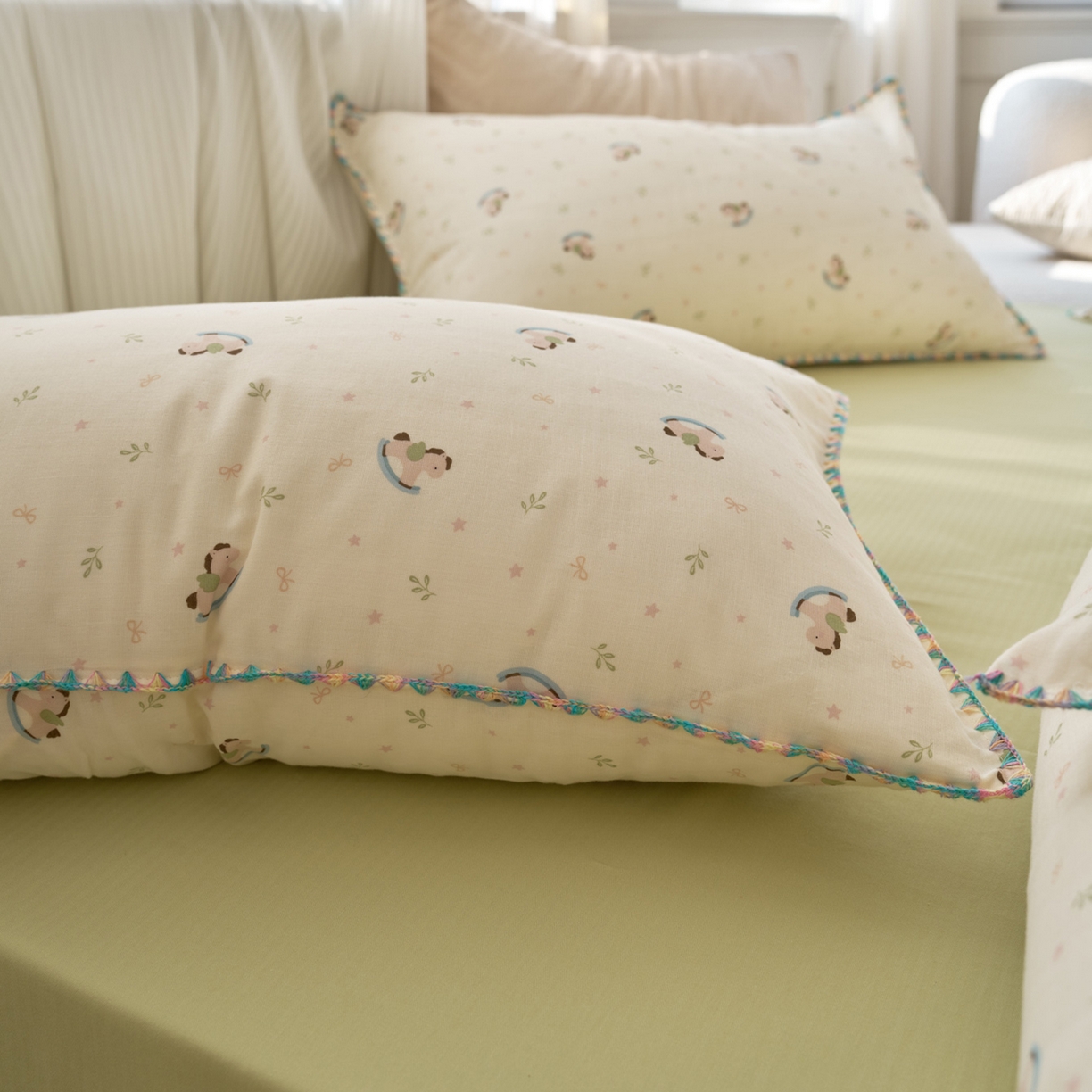 91家纺网 家纺一手货源 找家纺 洋铭区（原狠狠爱） 2026新款春季全棉彩边双层纱四件套 绿芽小马