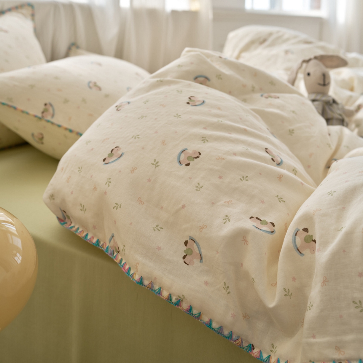 91家纺网 家纺一手货源 找家纺 洋铭区（原狠狠爱） 2026新款春季全棉彩边双层纱四件套 绿芽小马