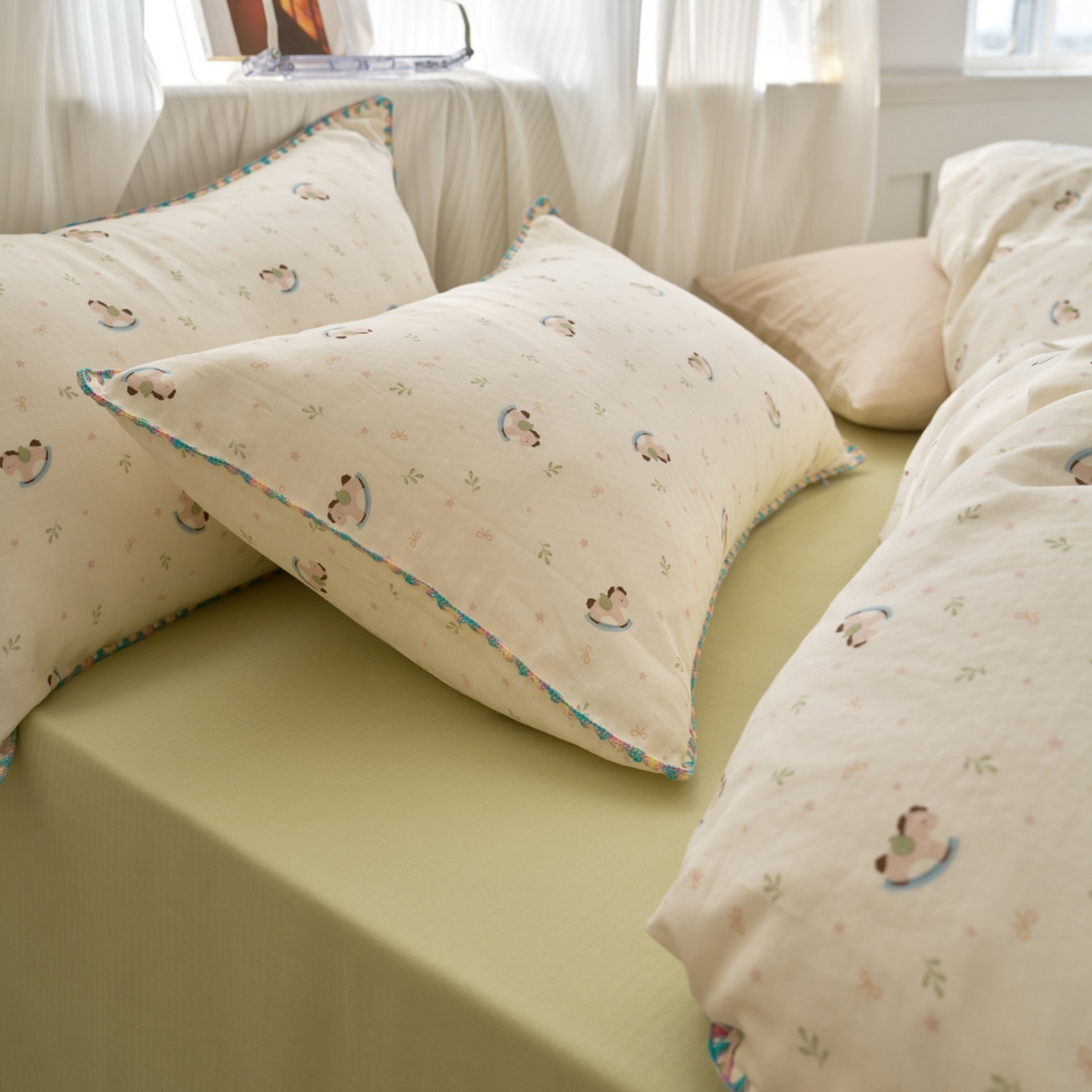 91家纺网 家纺一手货源 找家纺 洋铭区（原狠狠爱） 2026新款春季全棉彩边双层纱四件套 绿芽小马