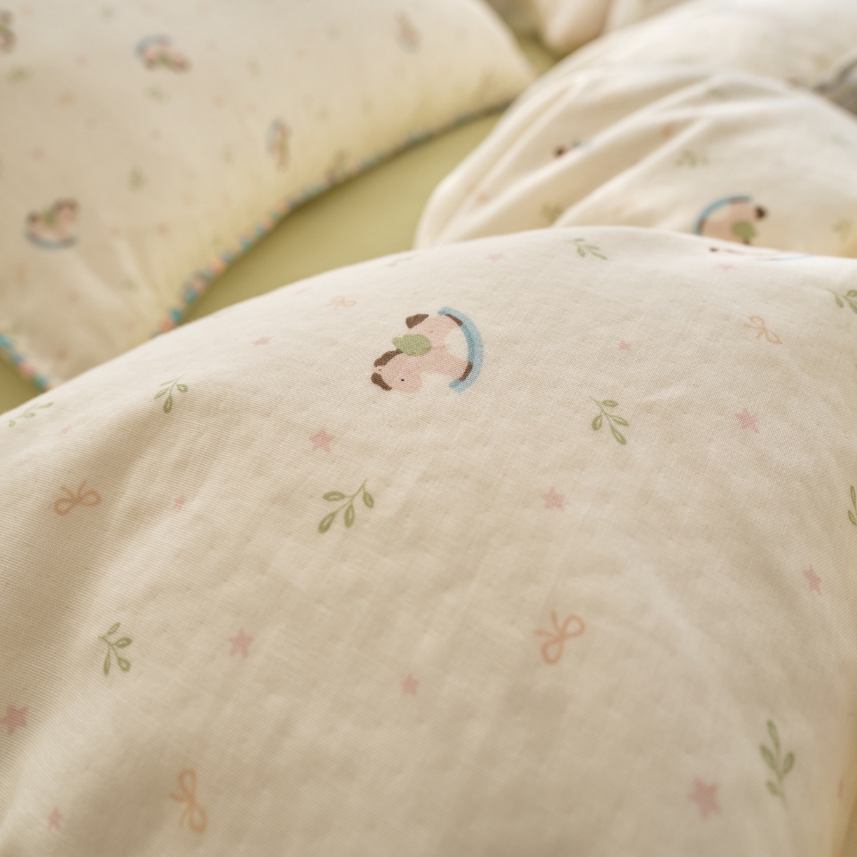 91家纺网 家纺一手货源 找家纺 洋铭区（原狠狠爱） 2026新款春季全棉彩边双层纱四件套 绿芽小马