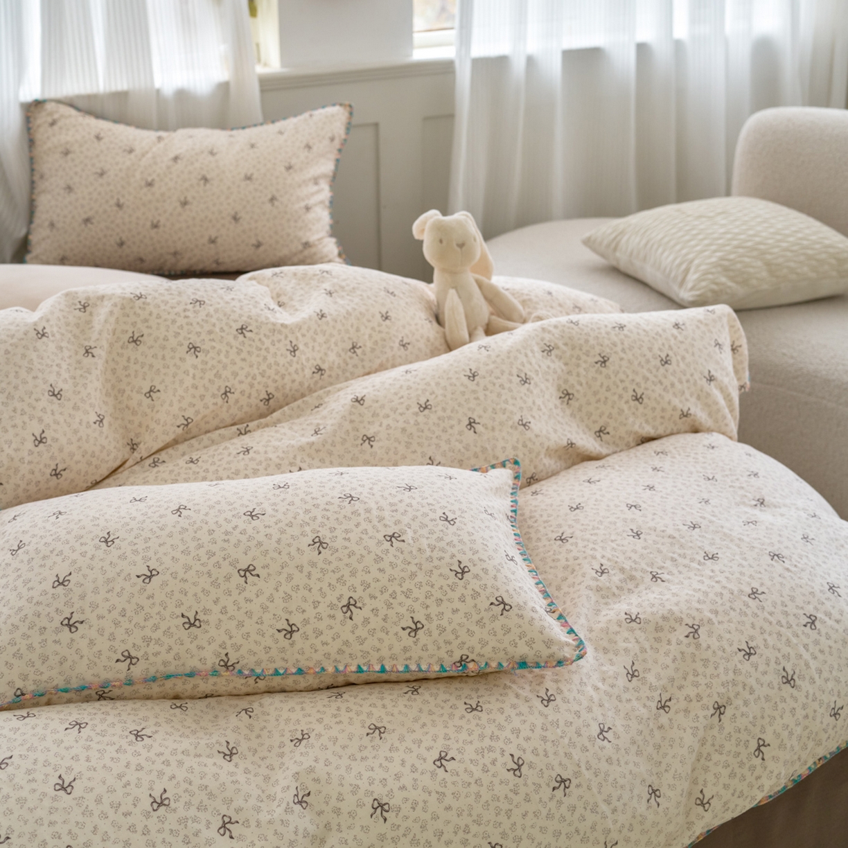 91家纺网 家纺一手货源 找家纺 洋铭区（原狠狠爱） 2026新款春季全棉彩边双层纱四件套 奶茶蝴蝶结