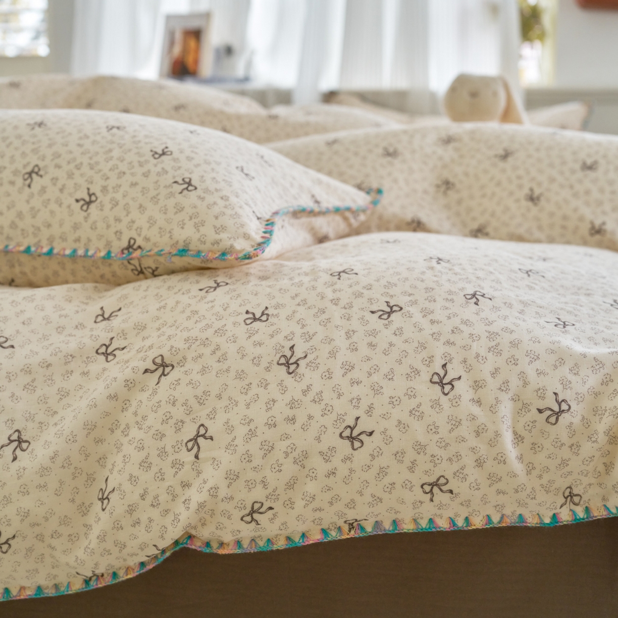 91家纺网 家纺一手货源 找家纺 洋铭区（原狠狠爱） 2026新款春季全棉彩边双层纱四件套 奶茶蝴蝶结