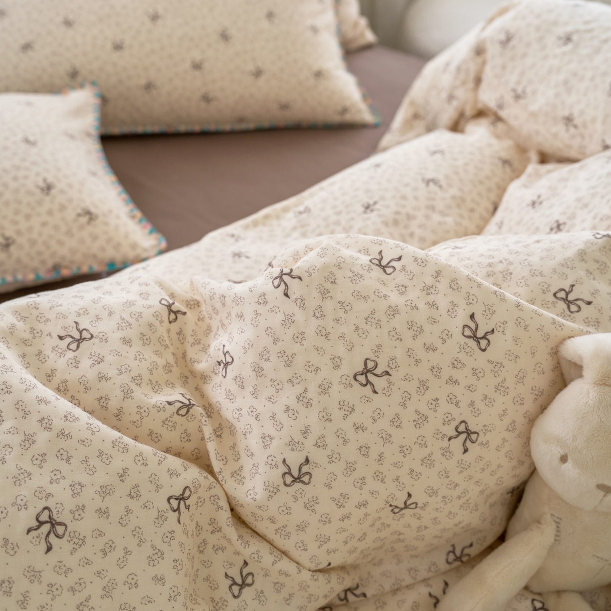 91家纺网 家纺一手货源 找家纺 洋铭区（原狠狠爱） 2026新款春季全棉彩边双层纱四件套 奶茶蝴蝶结