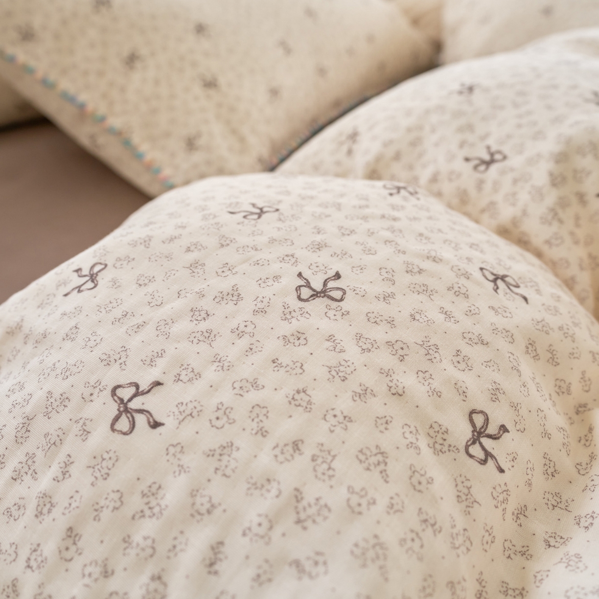 91家纺网 家纺一手货源 找家纺 洋铭区（原狠狠爱） 2026新款春季全棉彩边双层纱四件套 奶茶蝴蝶结