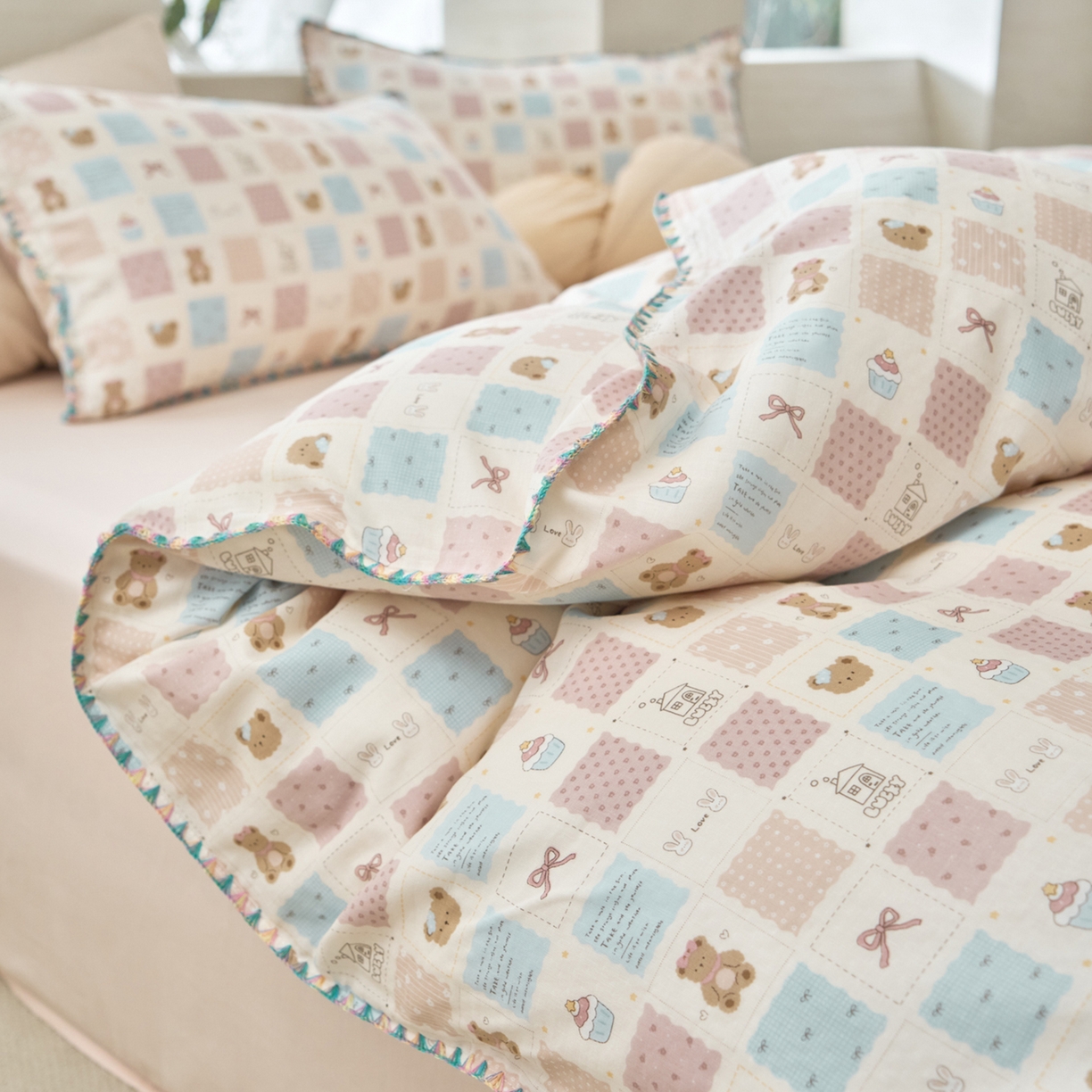 91家纺网 家纺一手货源 找家纺 洋铭区（原狠狠爱） 2026新款春季全棉彩边双层纱四件套 奶糕熊熊