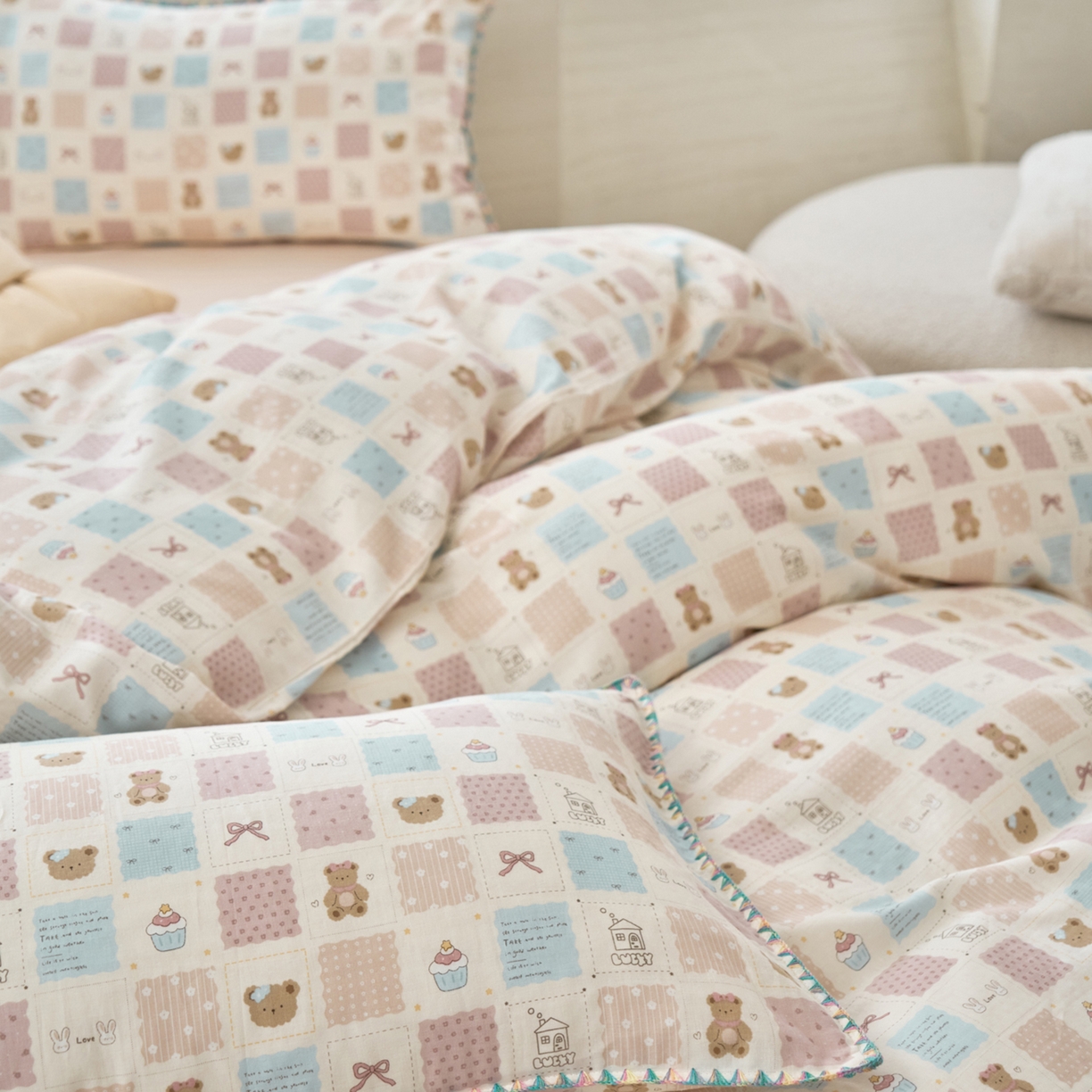 91家纺网 家纺一手货源 找家纺 洋铭区（原狠狠爱） 2026新款春季全棉彩边双层纱四件套 奶糕熊熊