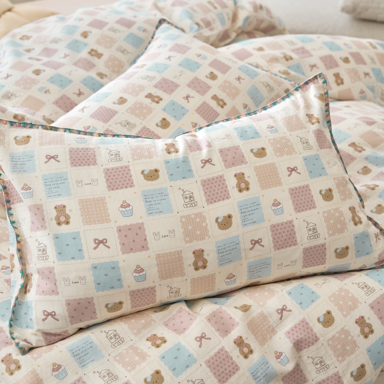 91家纺网 家纺一手货源 找家纺 洋铭区（原狠狠爱） 2026新款春季全棉彩边双层纱四件套 奶糕熊熊