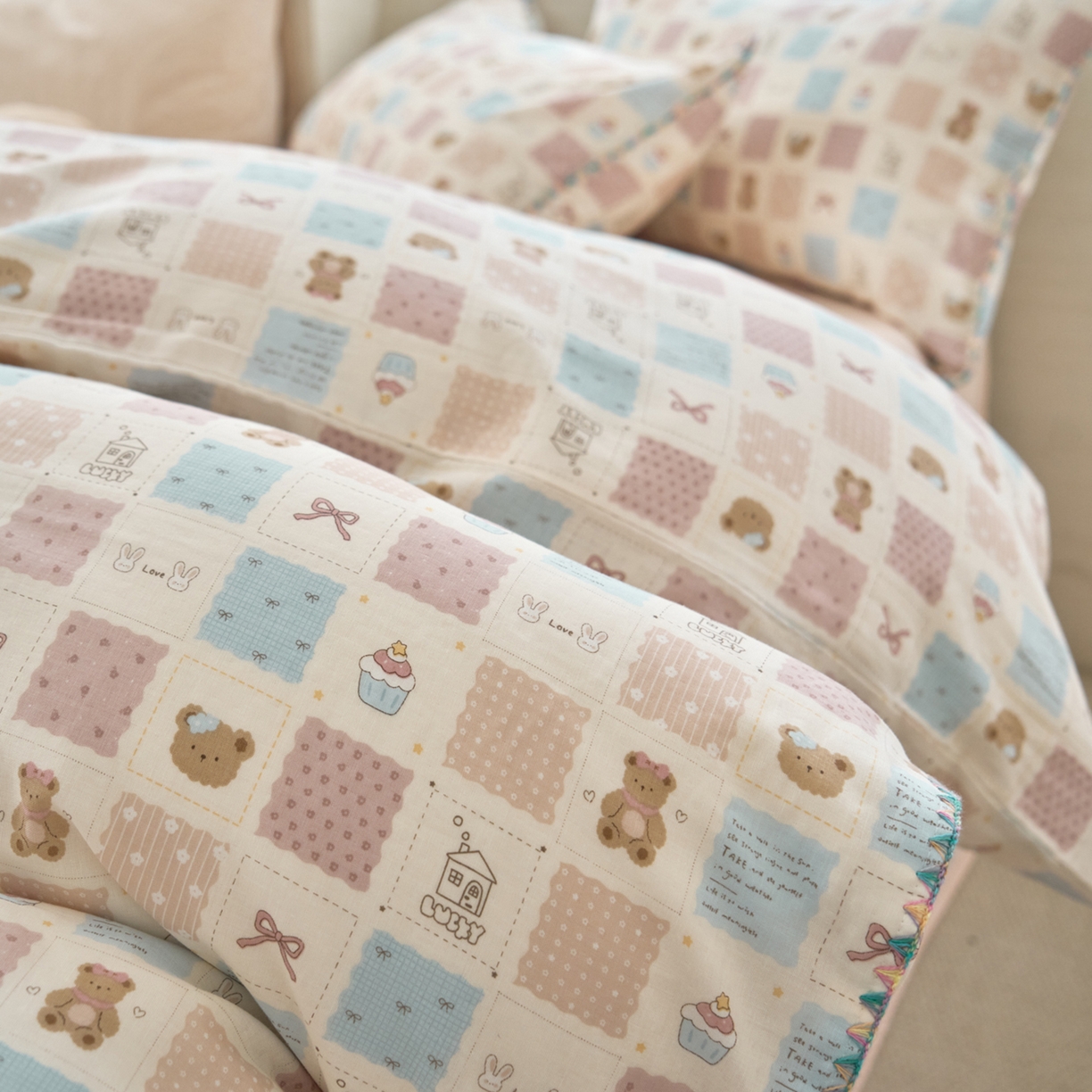 91家纺网 家纺一手货源 找家纺 洋铭区（原狠狠爱） 2026新款春季全棉彩边双层纱四件套 奶糕熊熊