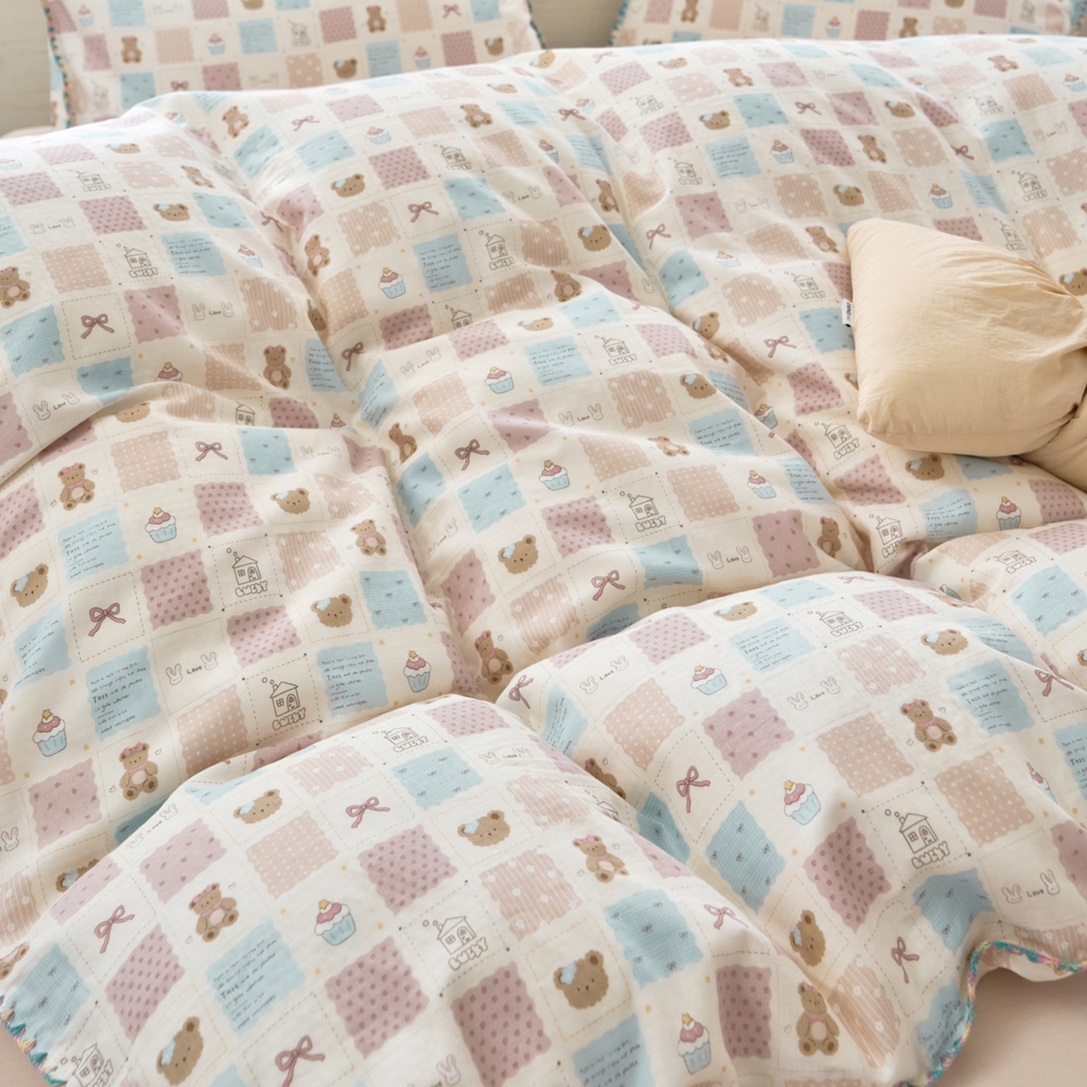 91家纺网 家纺一手货源 找家纺 洋铭区（原狠狠爱） 2026新款春季全棉彩边双层纱四件套 奶糕熊熊