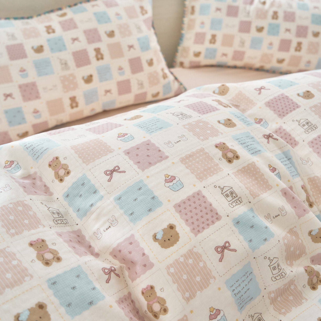 91家纺网 家纺一手货源 找家纺 洋铭区（原狠狠爱） 2026新款春季全棉彩边双层纱四件套 奶糕熊熊