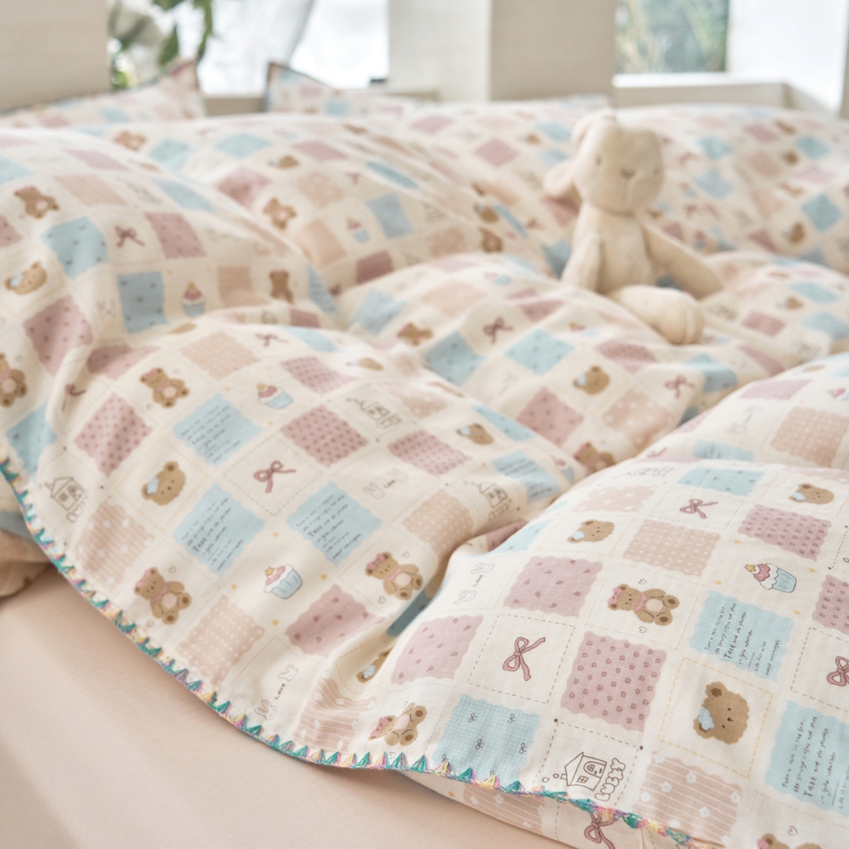 91家纺网 家纺一手货源 找家纺 洋铭区（原狠狠爱） 2026新款春季全棉彩边双层纱四件套 奶糕熊熊