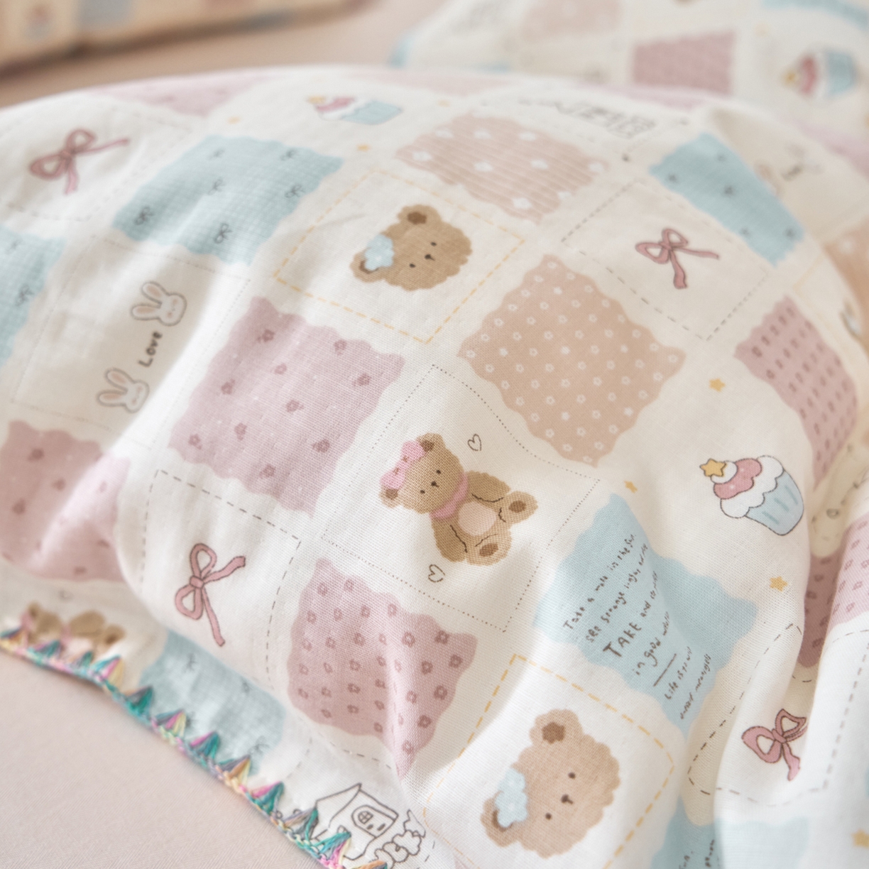 91家纺网 家纺一手货源 找家纺 洋铭区（原狠狠爱） 2026新款春季全棉彩边双层纱四件套 奶糕熊熊