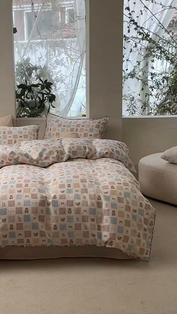 91家纺网 家纺一手货源 找家纺 洋铭区（原狠狠爱） 2026新款春季全棉彩边双层纱四件套 奶糕熊熊