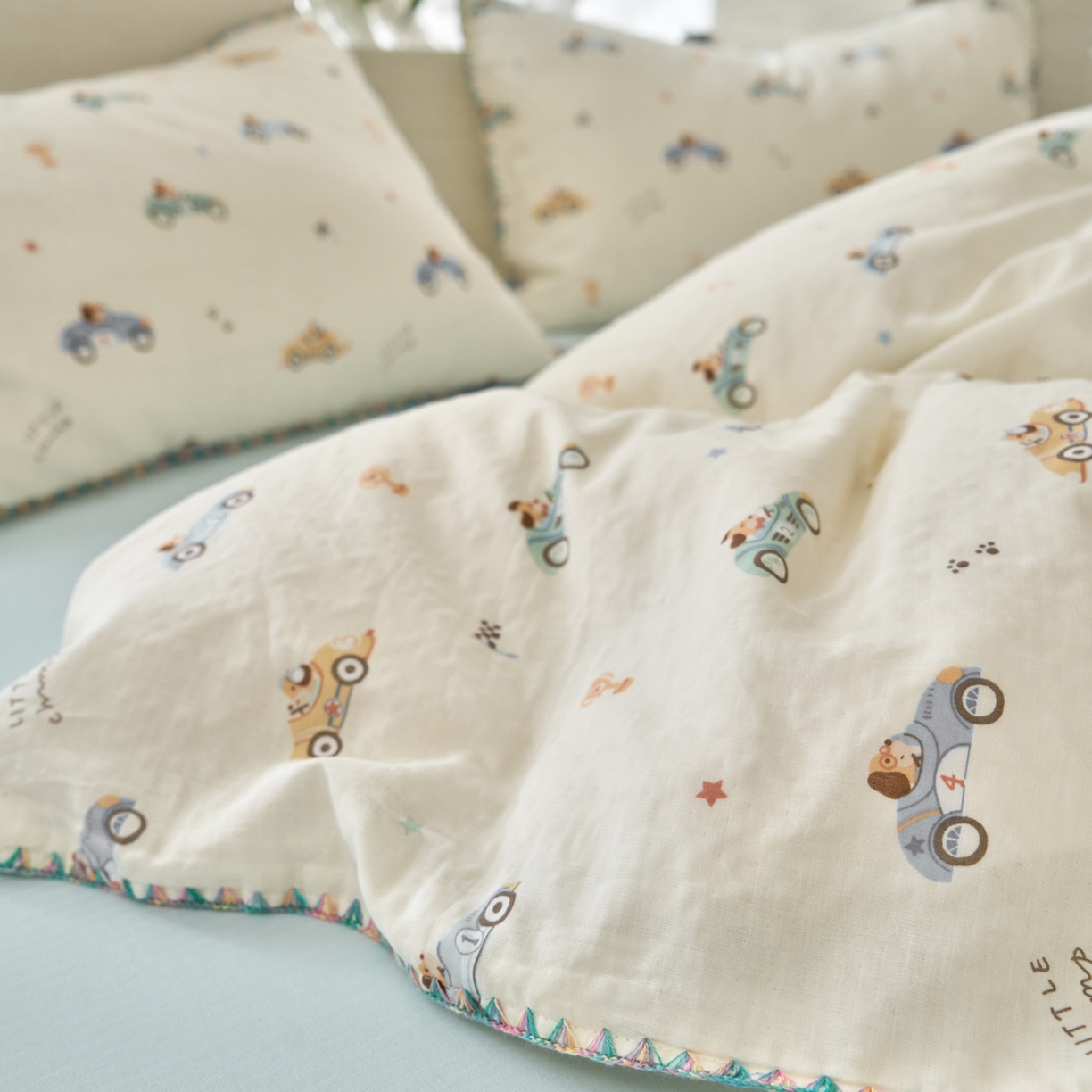 91家纺网 家纺一手货源 找家纺 洋铭区（原狠狠爱） 2026新款春季全棉彩边双层纱四件套 汽车派对