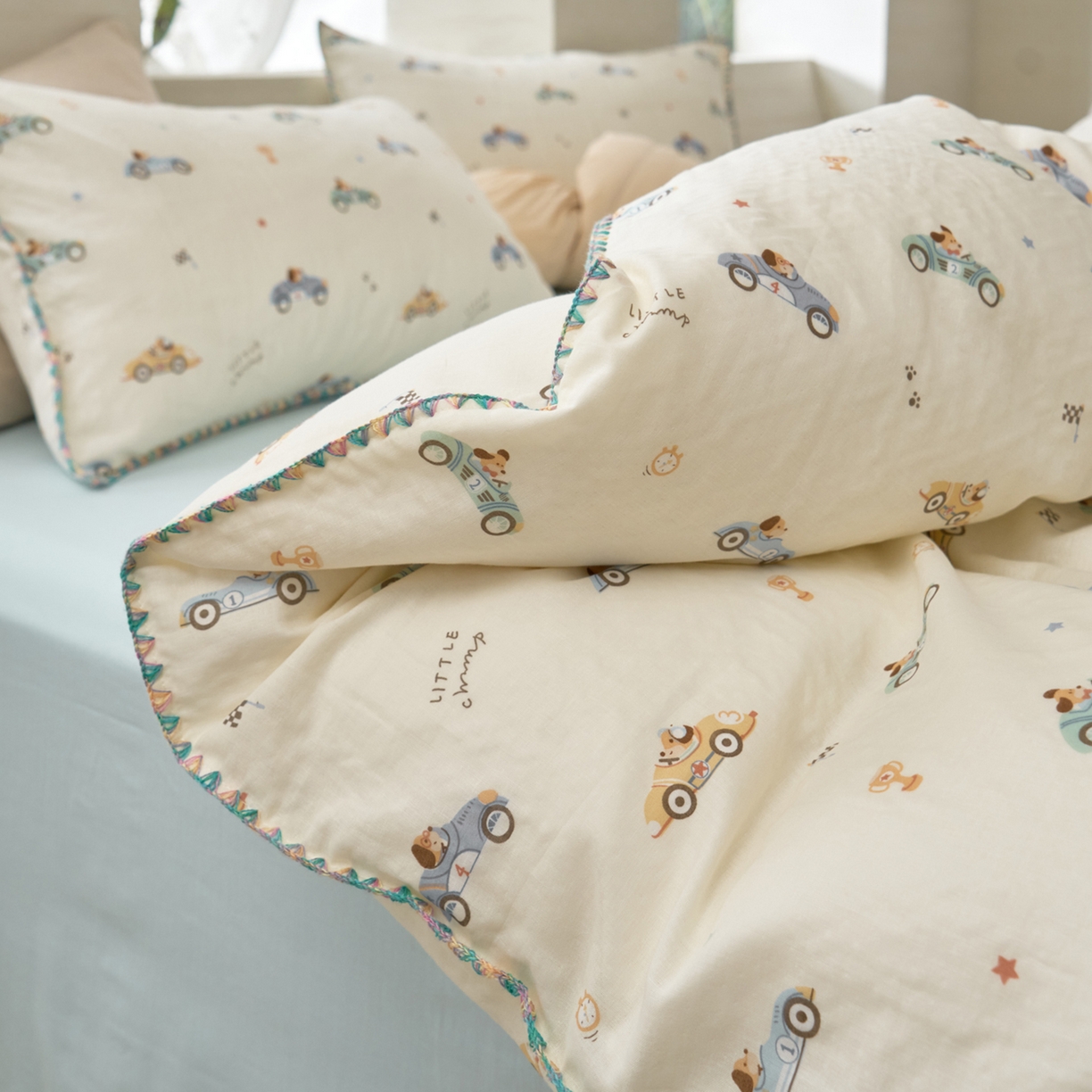 91家纺网 家纺一手货源 找家纺 洋铭区（原狠狠爱） 2026新款春季全棉彩边双层纱四件套 汽车派对