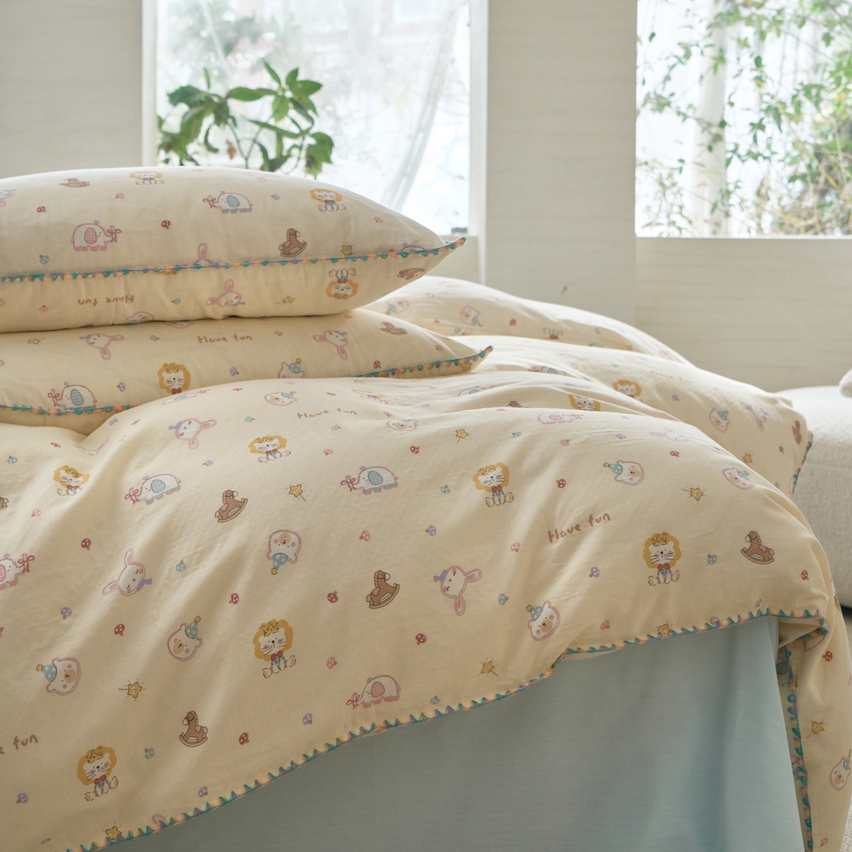 91家纺网 家纺一手货源 找家纺 洋铭区（原狠狠爱） 2026新款春季全棉彩边双层纱四件套 图图小狮子