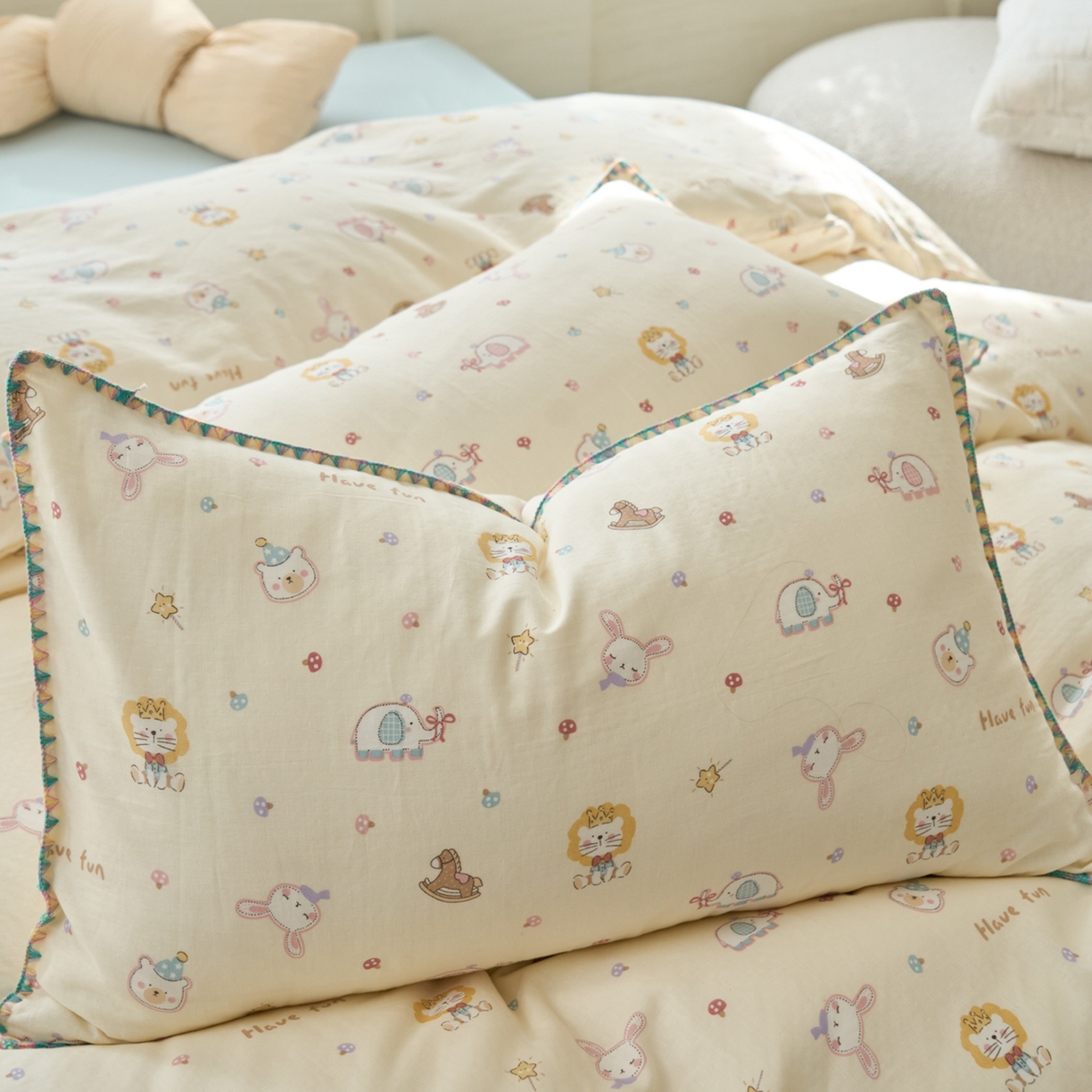 91家纺网 家纺一手货源 找家纺 洋铭区（原狠狠爱） 2026新款春季全棉彩边双层纱四件套 图图小狮子