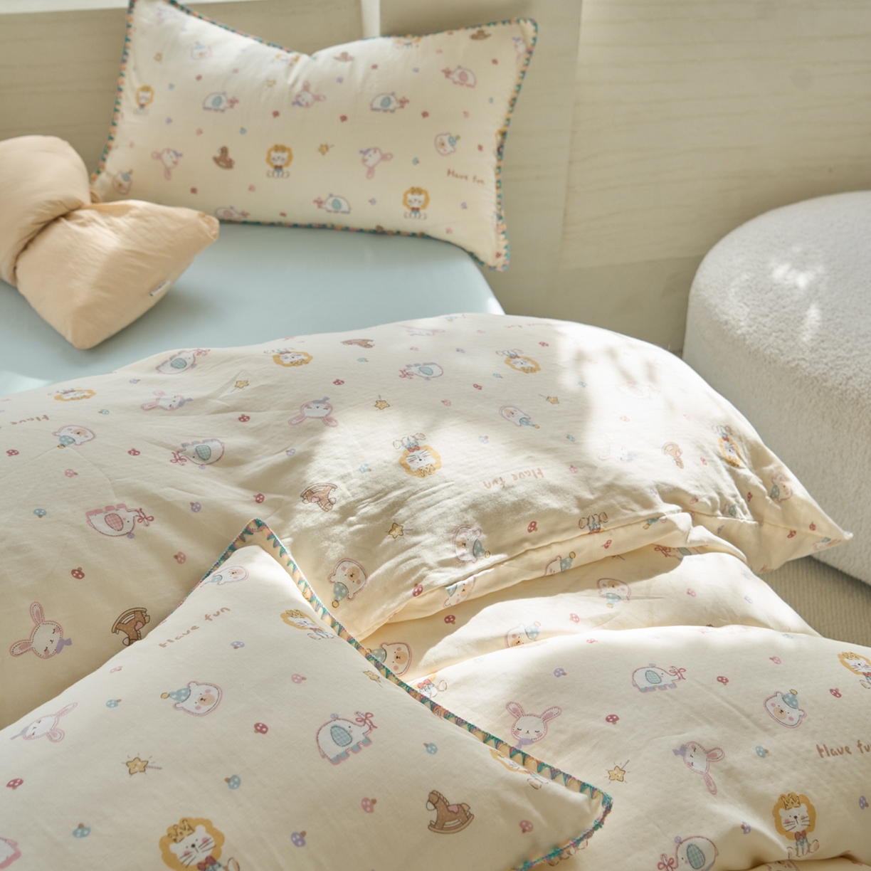 91家纺网 家纺一手货源 找家纺 洋铭区（原狠狠爱） 2026新款春季全棉彩边双层纱四件套 图图小狮子