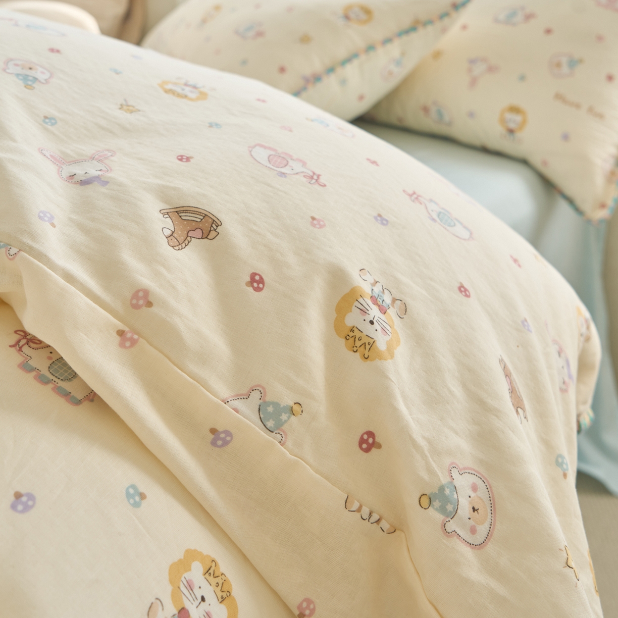 91家纺网 家纺一手货源 找家纺 洋铭区（原狠狠爱） 2026新款春季全棉彩边双层纱四件套 图图小狮子