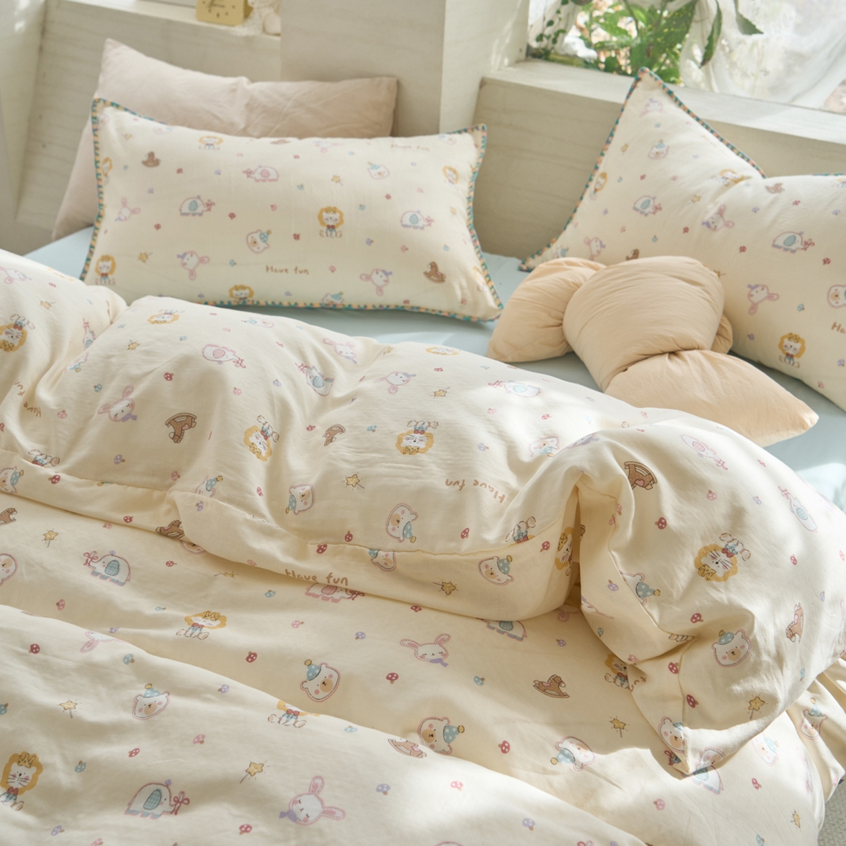 91家纺网 家纺一手货源 找家纺 洋铭区（原狠狠爱） 2026新款春季全棉彩边双层纱四件套 图图小狮子