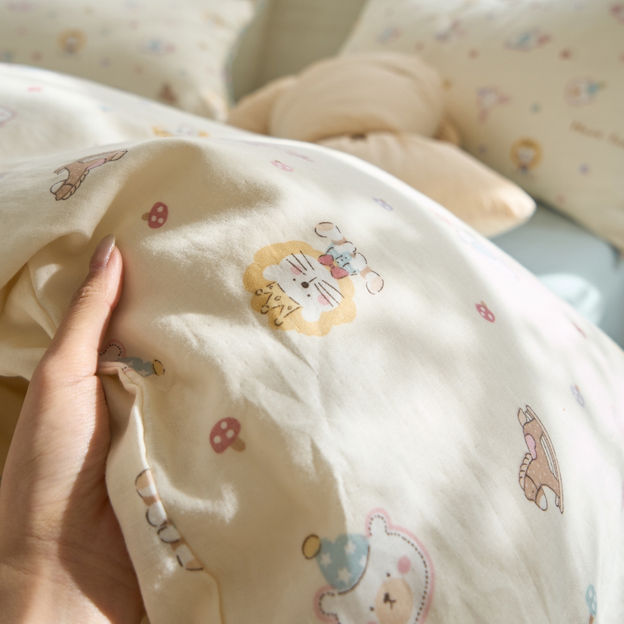 91家纺网 家纺一手货源 找家纺 洋铭区（原狠狠爱） 2026新款春季全棉彩边双层纱四件套 图图小狮子