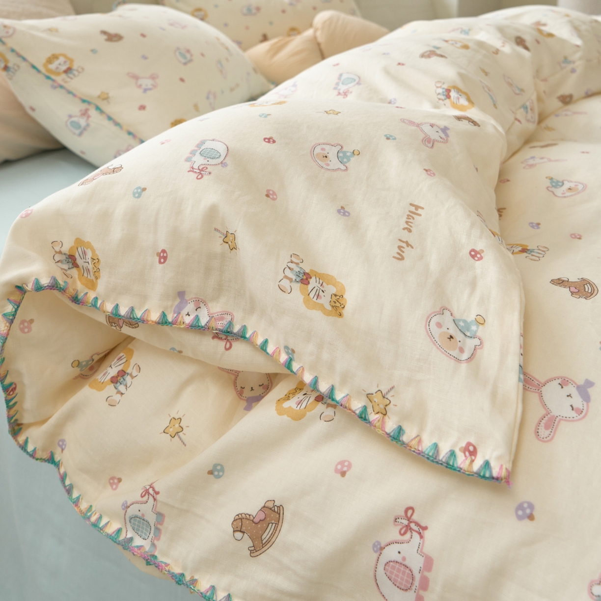 91家纺网 家纺一手货源 找家纺 洋铭区（原狠狠爱） 2026新款春季全棉彩边双层纱四件套 图图小狮子