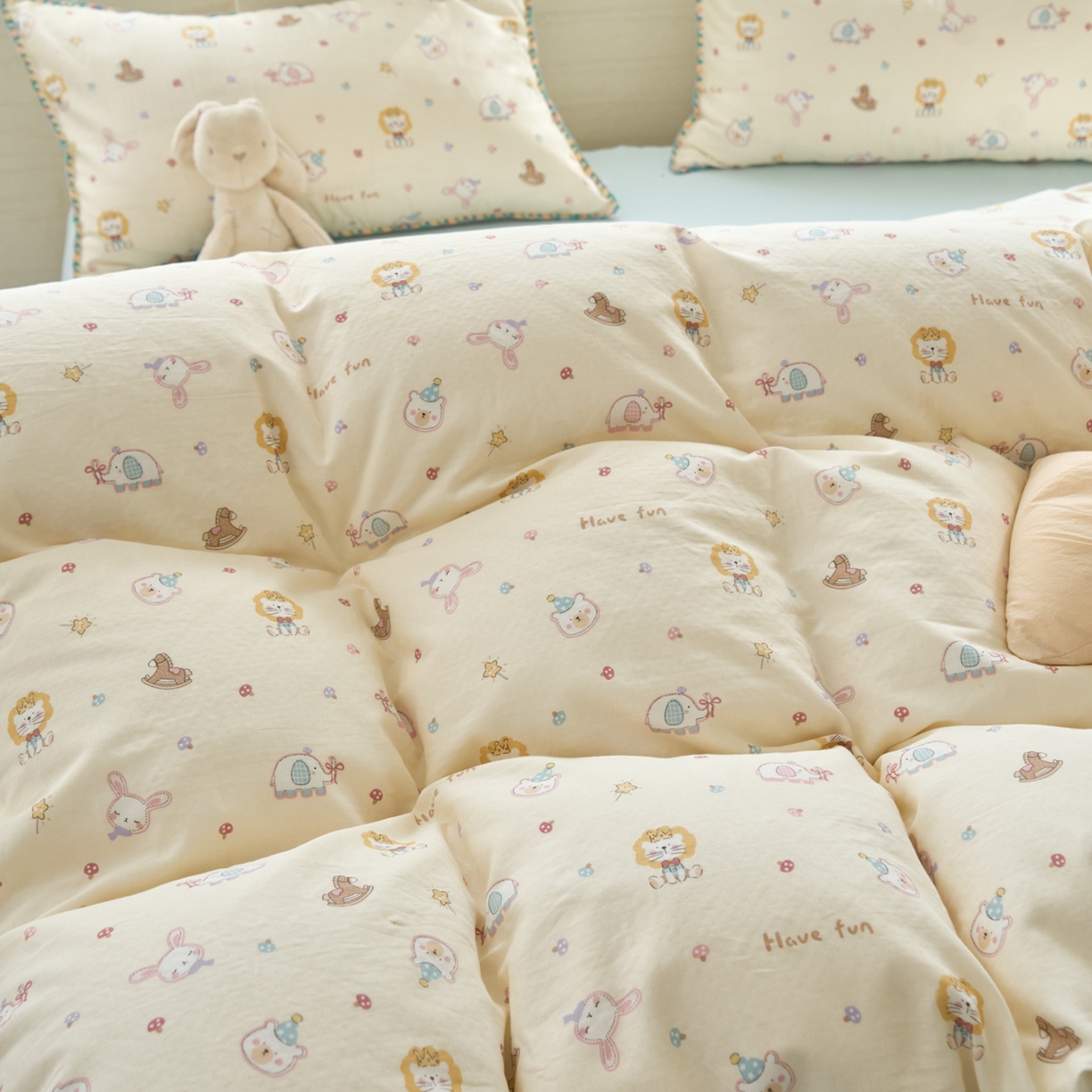 91家纺网 家纺一手货源 找家纺 洋铭区（原狠狠爱） 2026新款春季全棉彩边双层纱四件套 图图小狮子