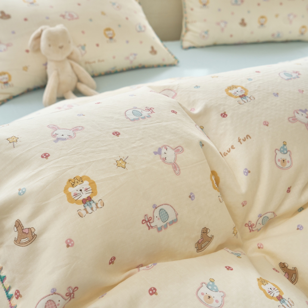 91家纺网 家纺一手货源 找家纺 洋铭区（原狠狠爱） 2026新款春季全棉彩边双层纱四件套 图图小狮子