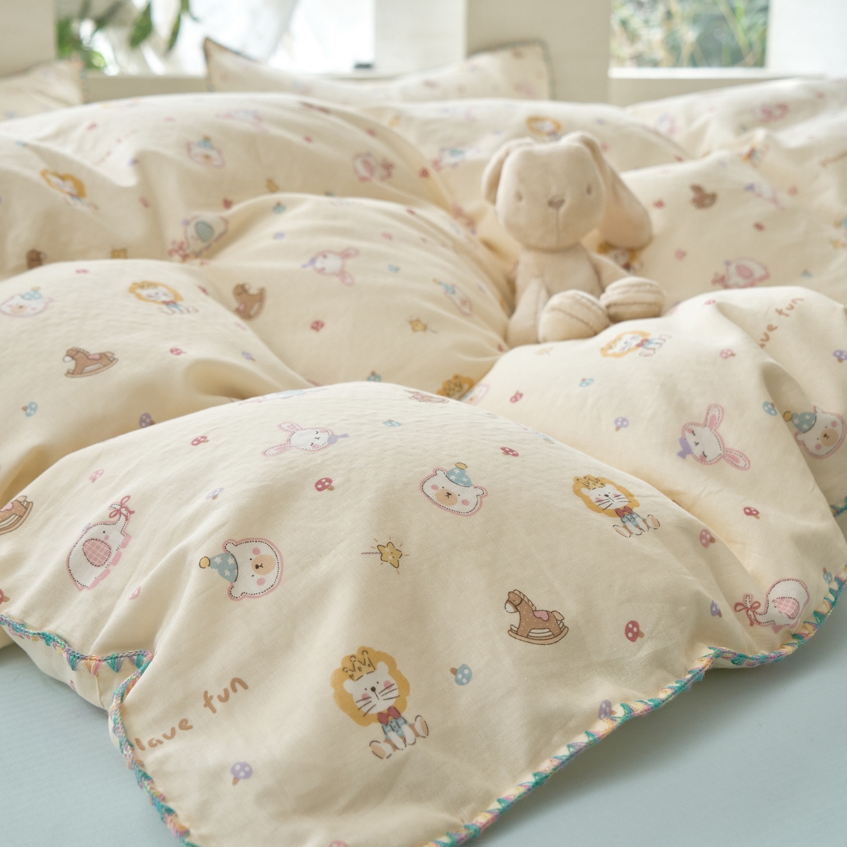 91家纺网 家纺一手货源 找家纺 洋铭区（原狠狠爱） 2026新款春季全棉彩边双层纱四件套 图图小狮子