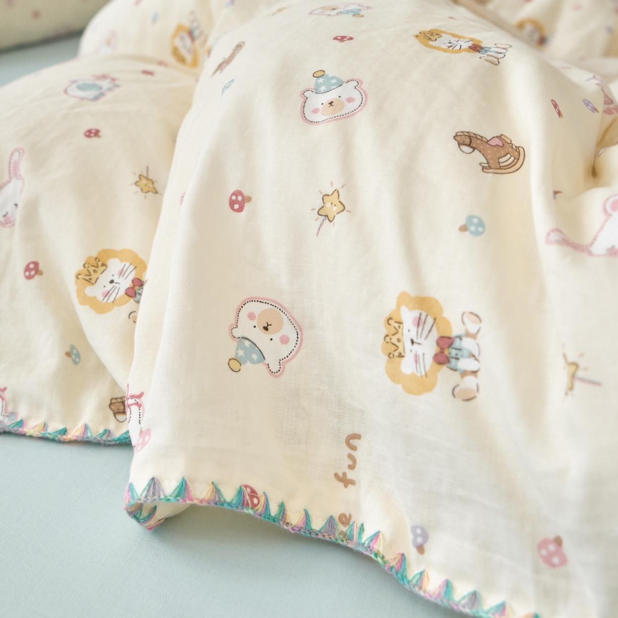 91家纺网 家纺一手货源 找家纺 洋铭区（原狠狠爱） 2026新款春季全棉彩边双层纱四件套 图图小狮子