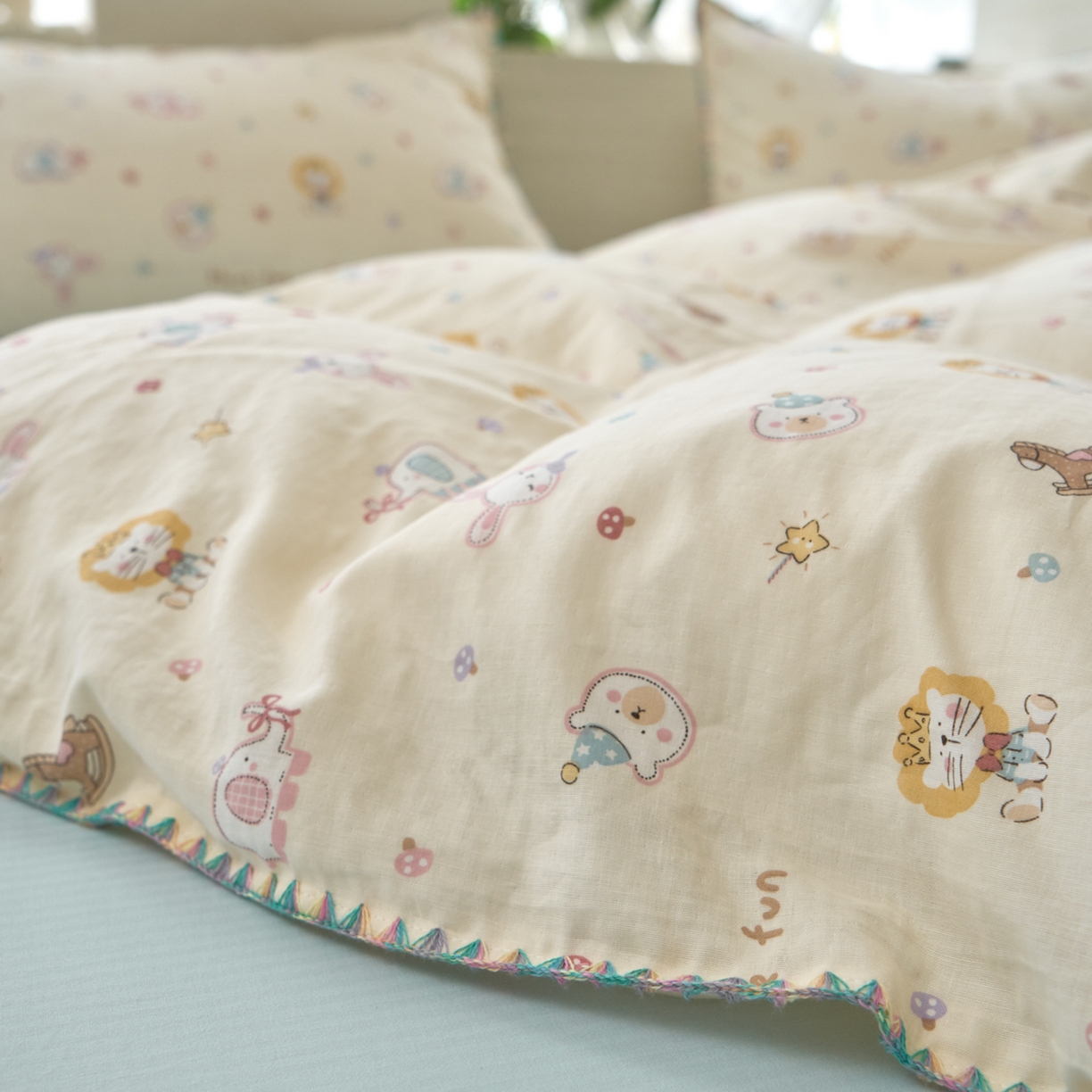 91家纺网 家纺一手货源 找家纺 洋铭区（原狠狠爱） 2026新款春季全棉彩边双层纱四件套 图图小狮子