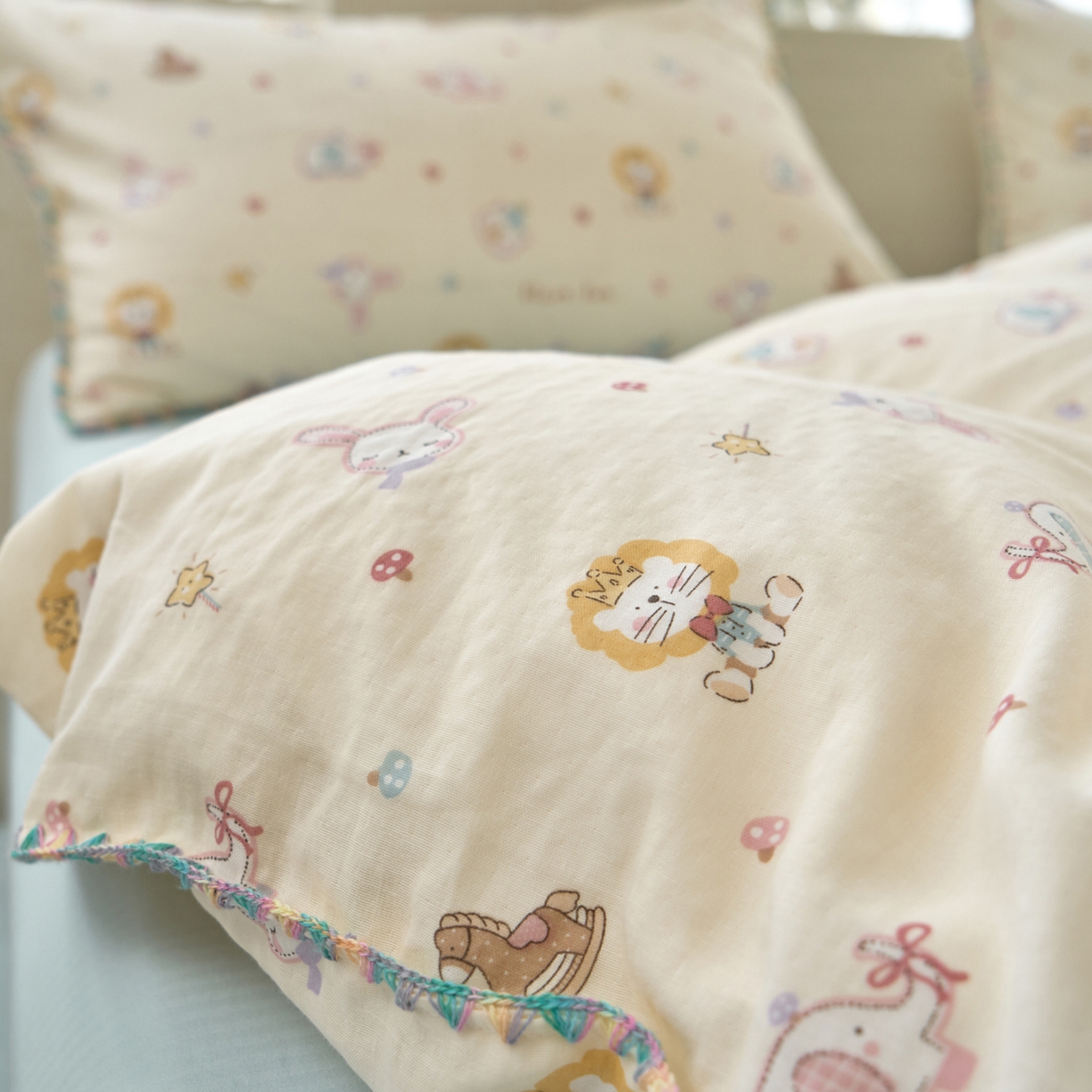 91家纺网 家纺一手货源 找家纺 洋铭区（原狠狠爱） 2026新款春季全棉彩边双层纱四件套 图图小狮子