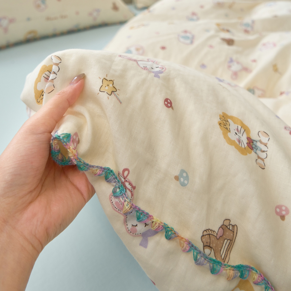 91家纺网 家纺一手货源 找家纺 洋铭区（原狠狠爱） 2026新款春季全棉彩边双层纱四件套 图图小狮子